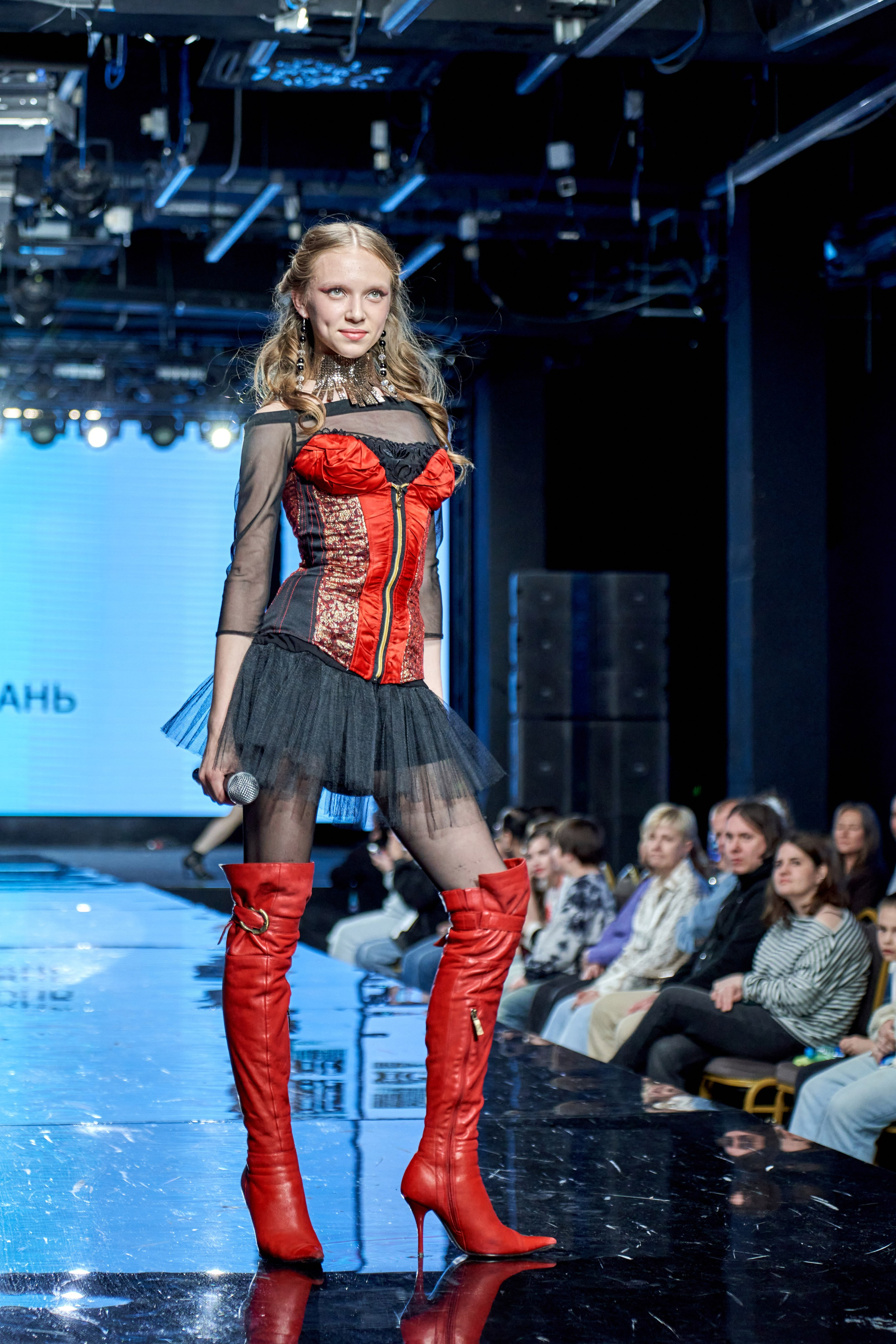 Яровит холл шоу показ мод звезда галактики. VISUAL ARTIST/ современное искусство/ фотокартины