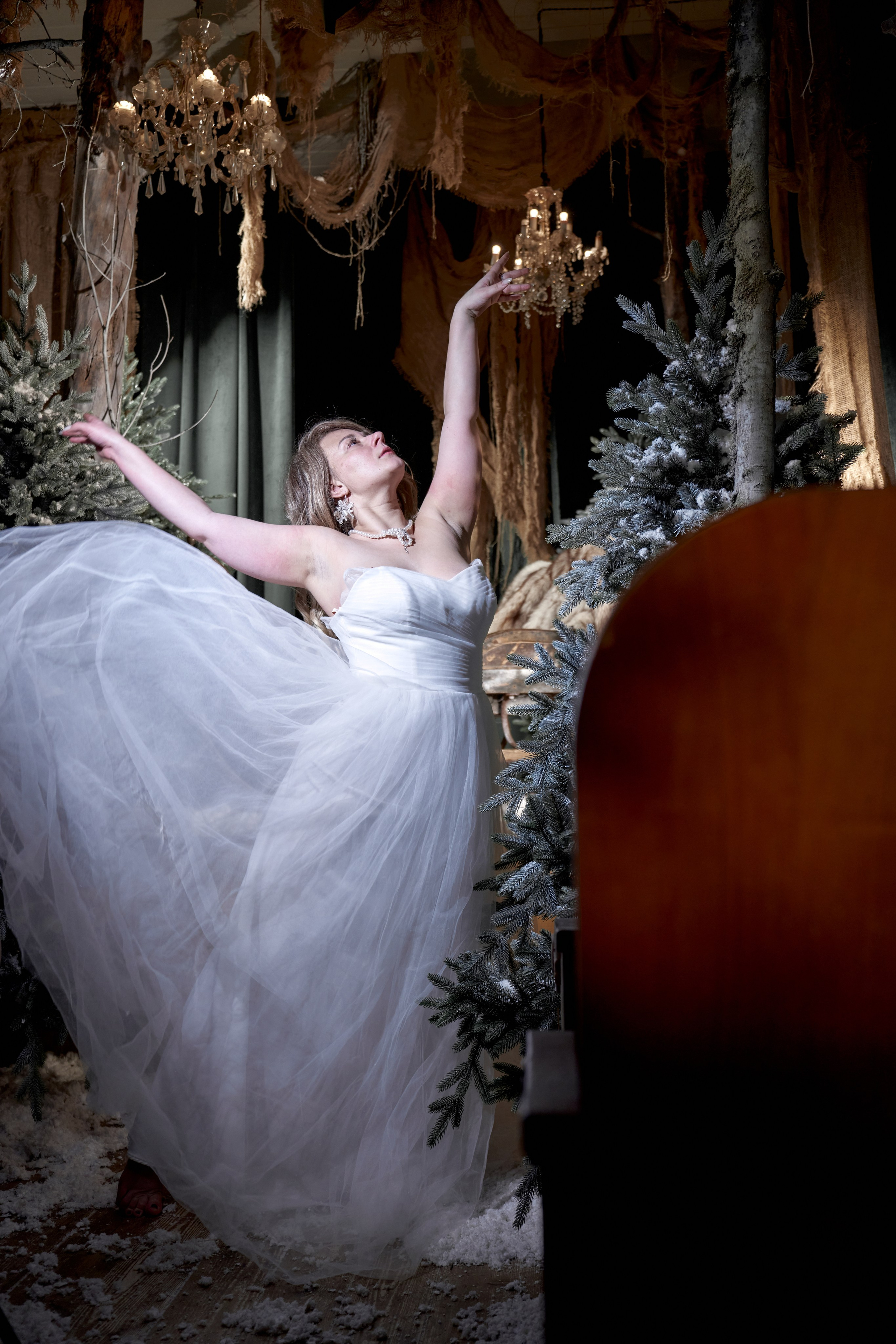 Семейная кинотеатр заброшенный зимний сцена прожектор свет сани елка снег новый год. VISUAL ARTIST/ современное искусство/ фотокартины