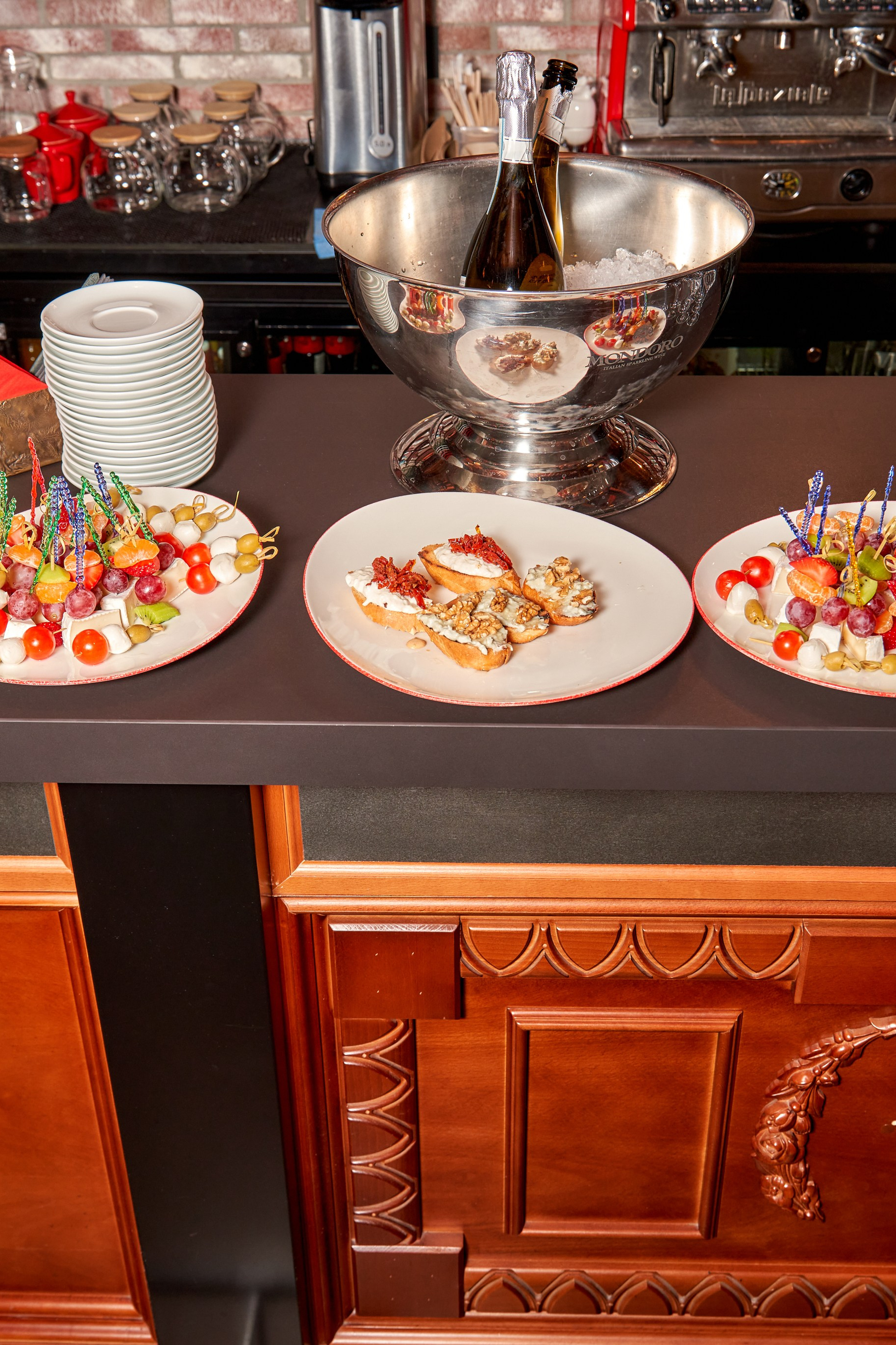 Реклама ресторана атмосфера красота бокалы персонал убранство бар оформление виски вина кинотека. VISUAL ARTIST/ современное искусство/ фотокартины