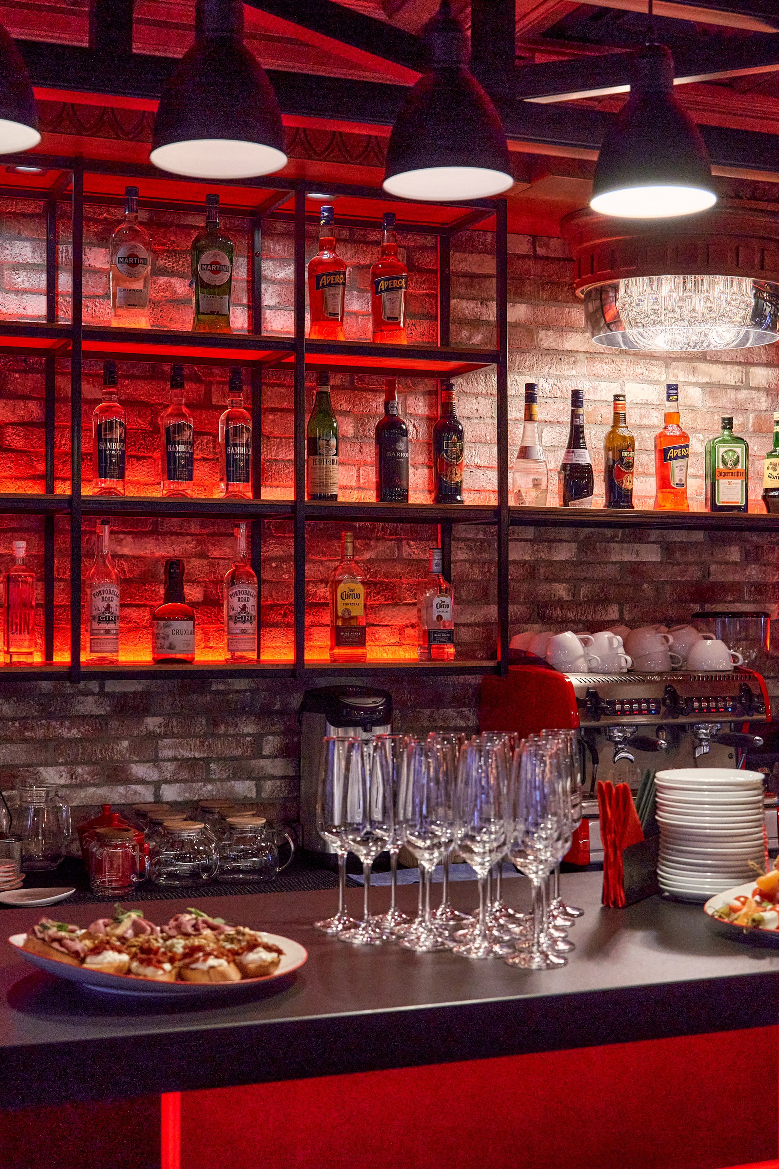 Реклама ресторана атмосфера красота бокалы персонал убранство бар оформление виски вина кинотека. VISUAL ARTIST/ современное искусство/ фотокартины