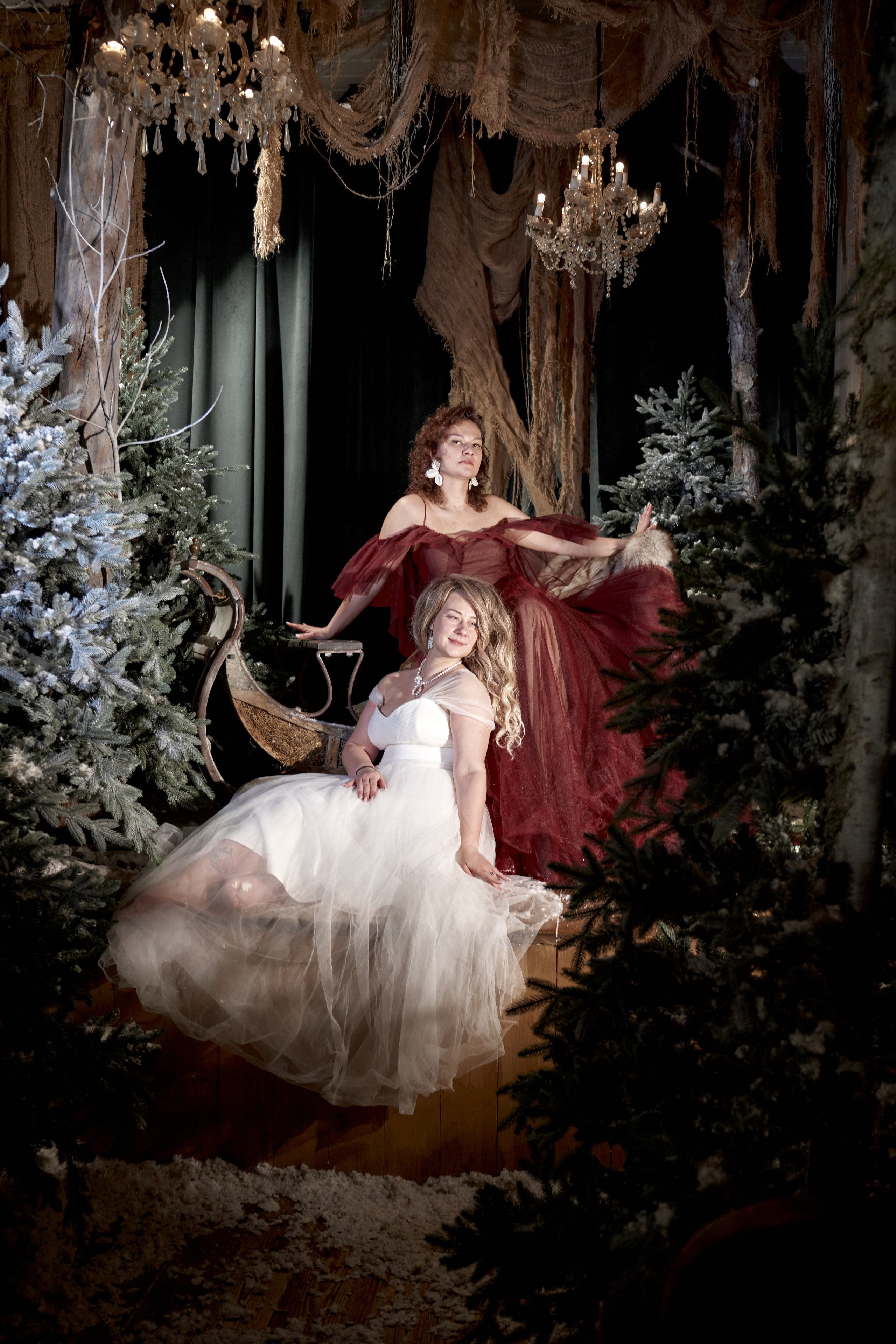 Семейная кинотеатр заброшенный зимний сцена прожектор свет сани елка снег новый год. VISUAL ARTIST/ современное искусство/ фотокартины