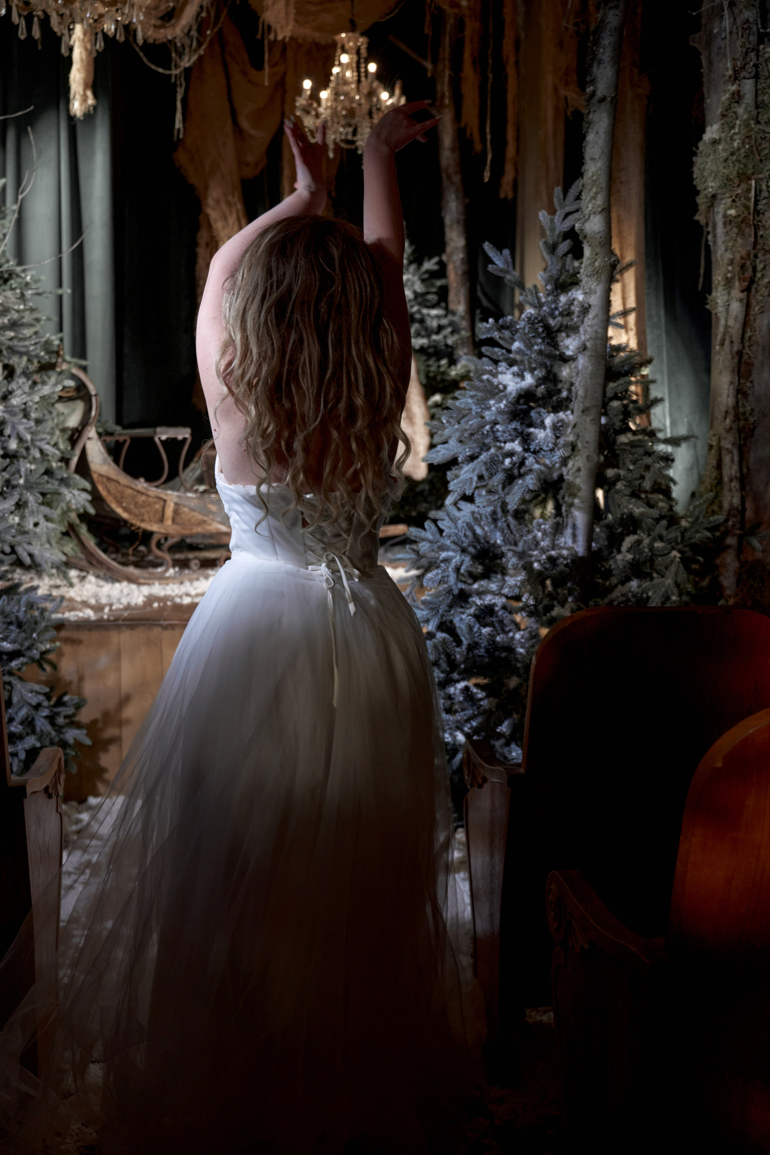 Семейная кинотеатр заброшенный зимний сцена прожектор свет сани елка снег новый год. VISUAL ARTIST/ современное искусство/ фотокартины