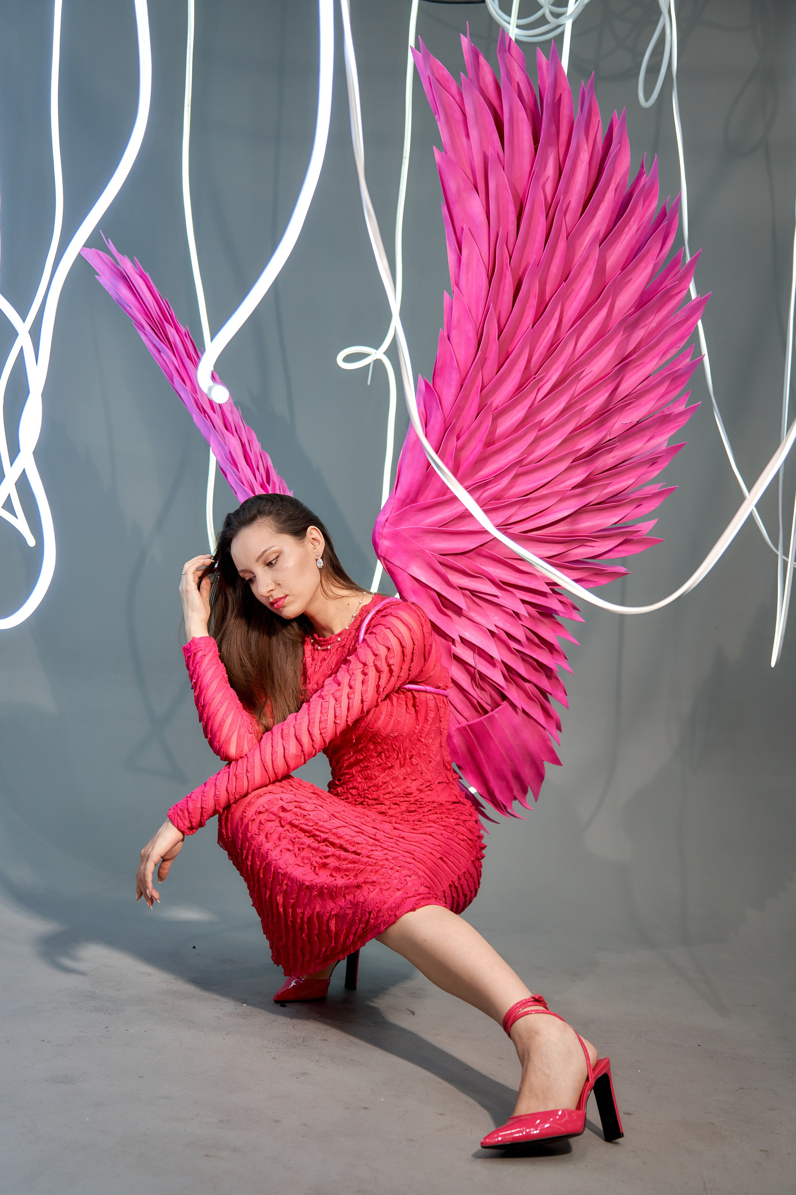 Лампы гибкие свет красный в студии ангелы. VISUAL ARTIST/ современное искусство/ фотокартины