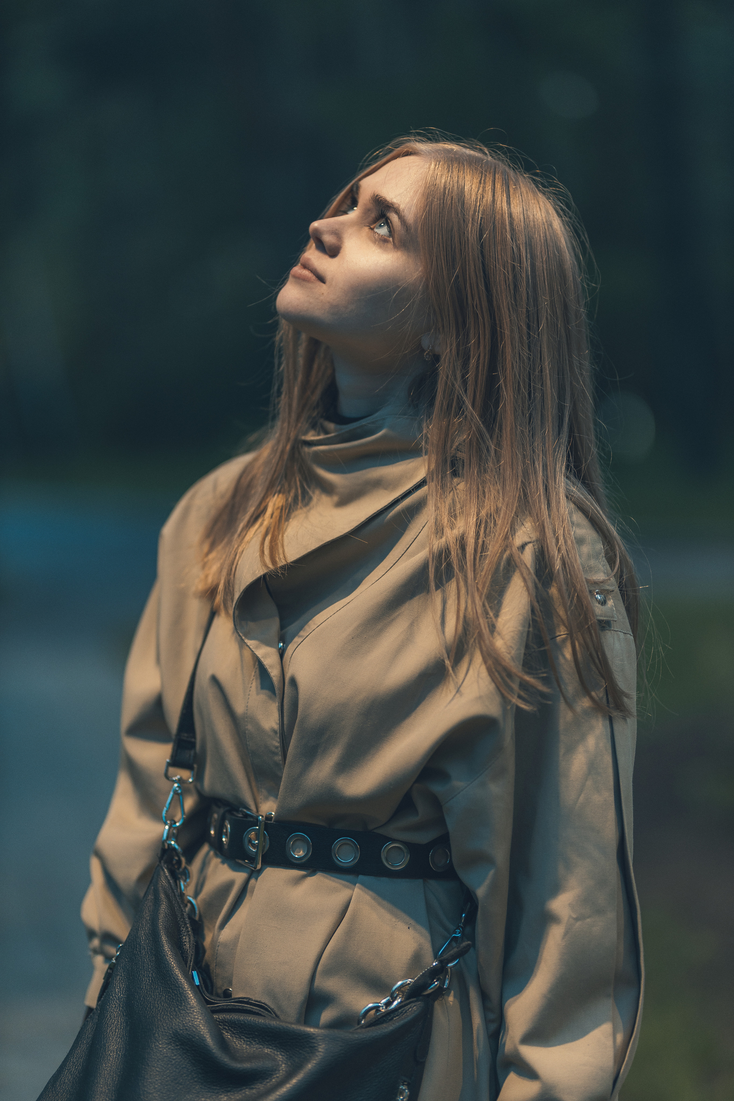 Художественная портретная фотосессия девушки под фонарём с акцентом на эмоции, естественное освещение