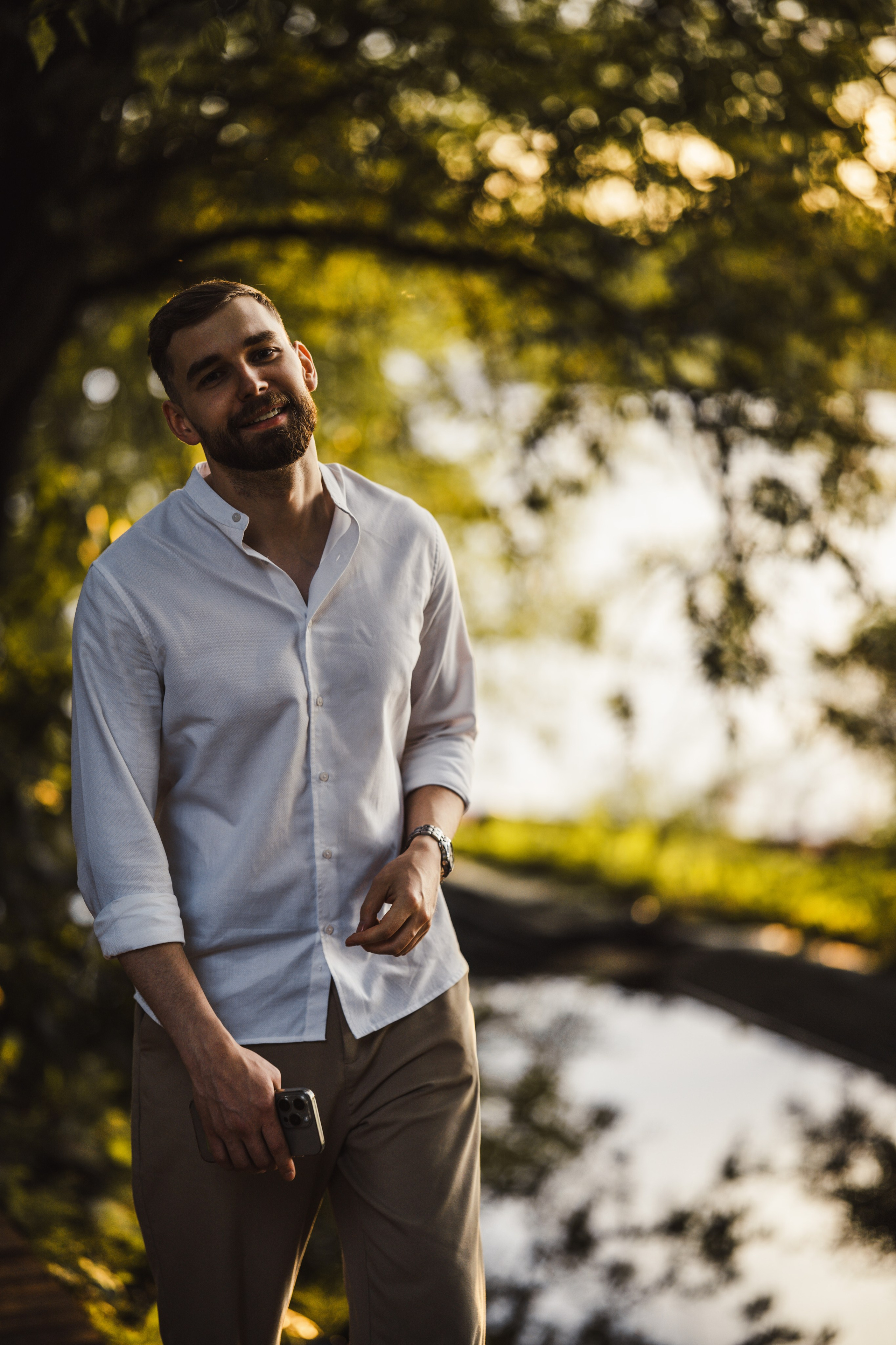 Фотосессия мужчины в закатном свете среди деревьев, портретная съёмка на природе