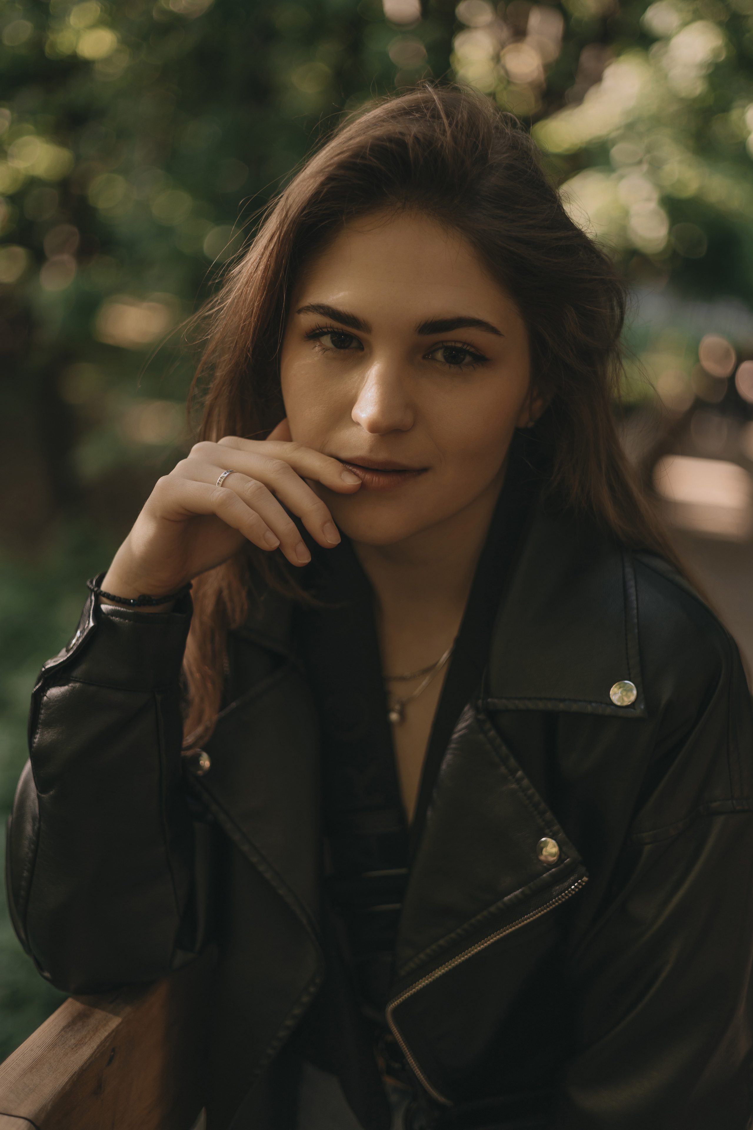 индивидуальная фотосессия на улице, девушка в кожаной куртке