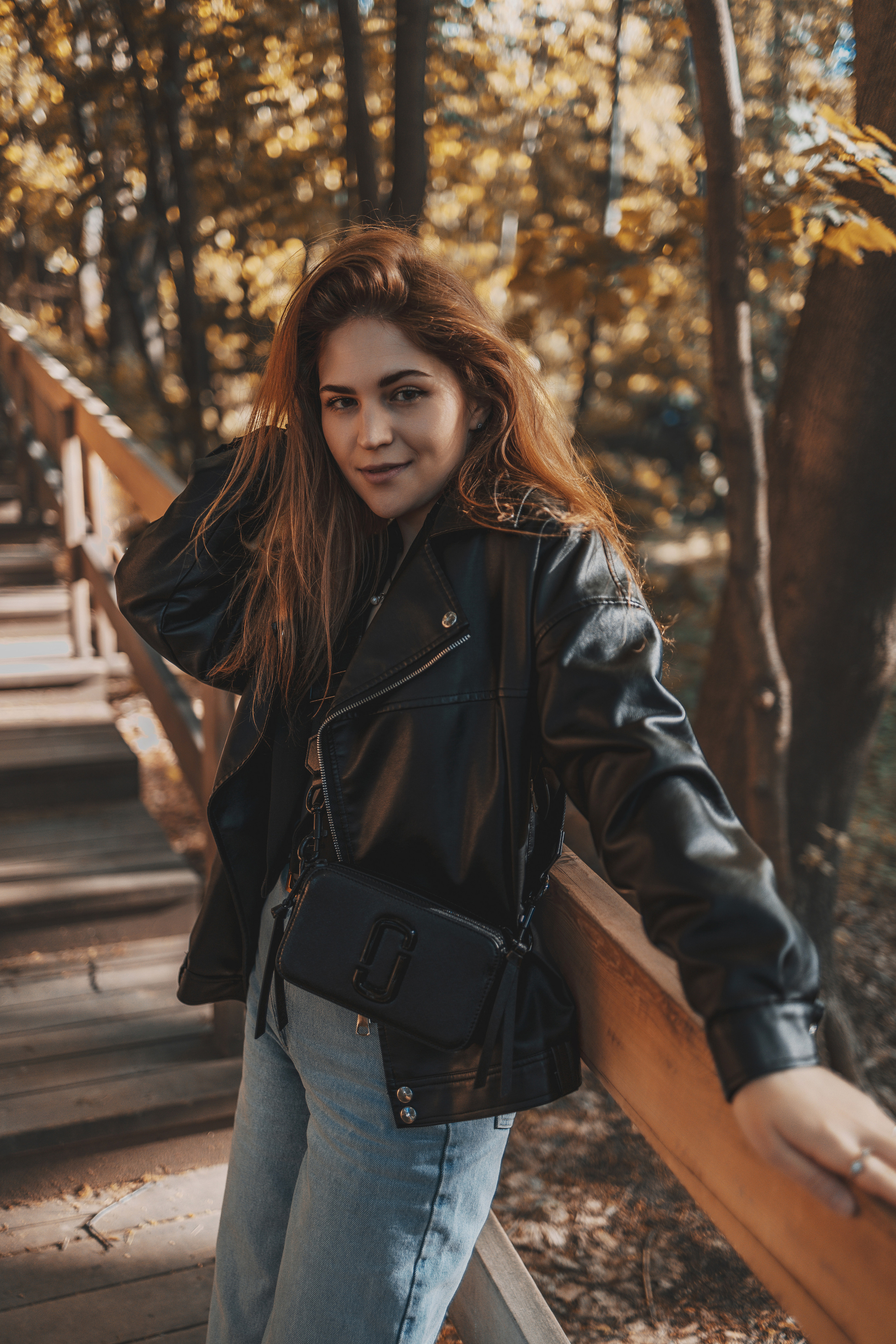 портрет девушки в кожаной куртке на открытом воздухе, уличная фотосессия