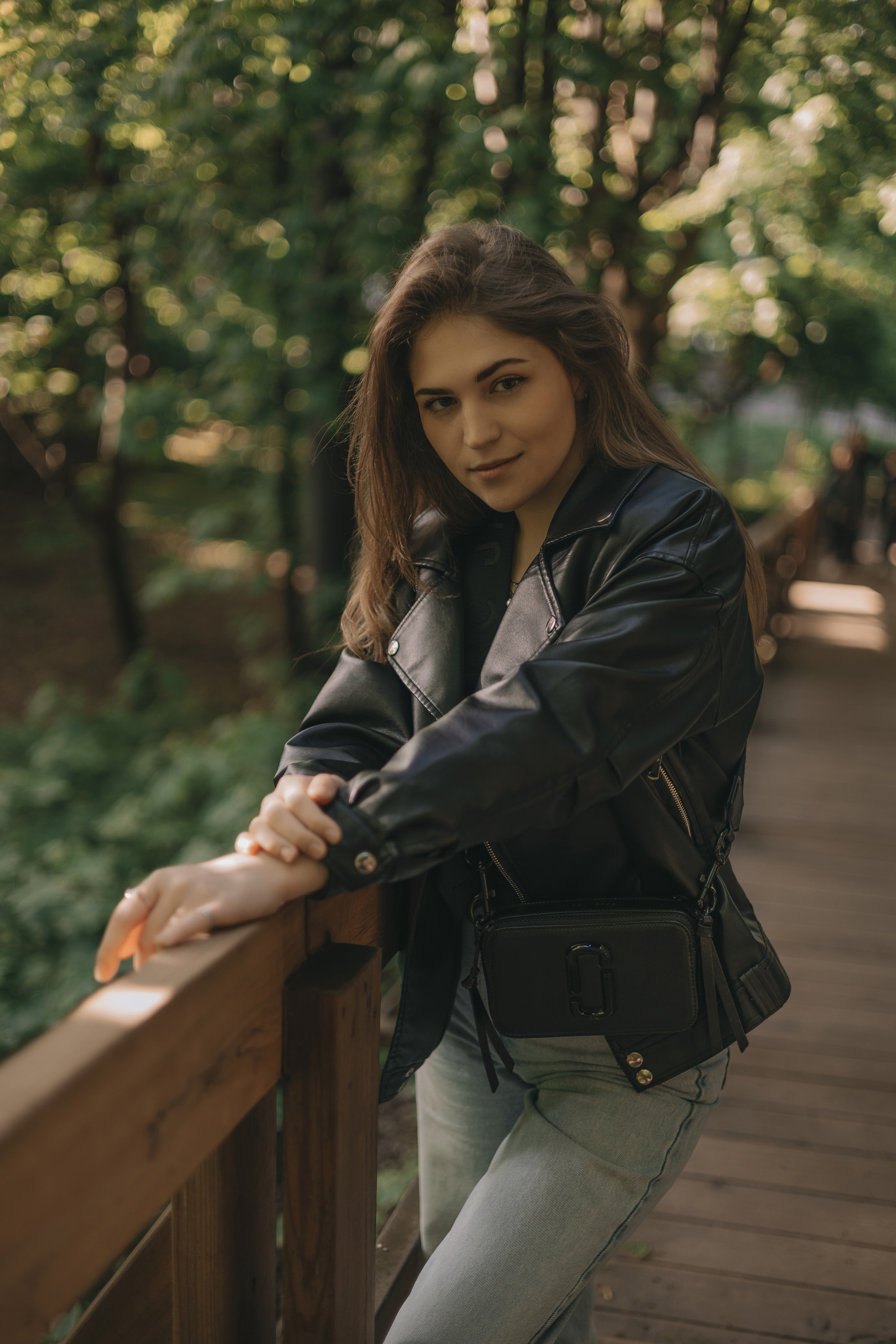 портретная фотосессия с естественным освещением, девушка в кожанке