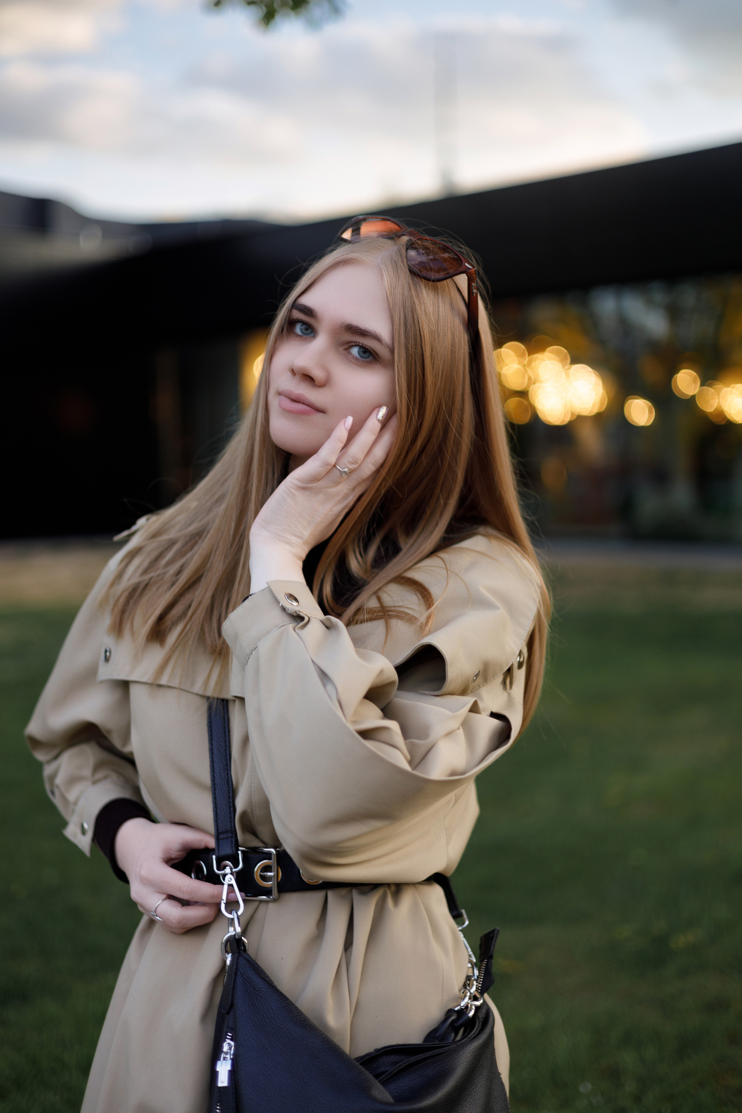 Уличный портрет блондинки в тренче, золотой час, съёмка профессионального фотографа с мягким боке