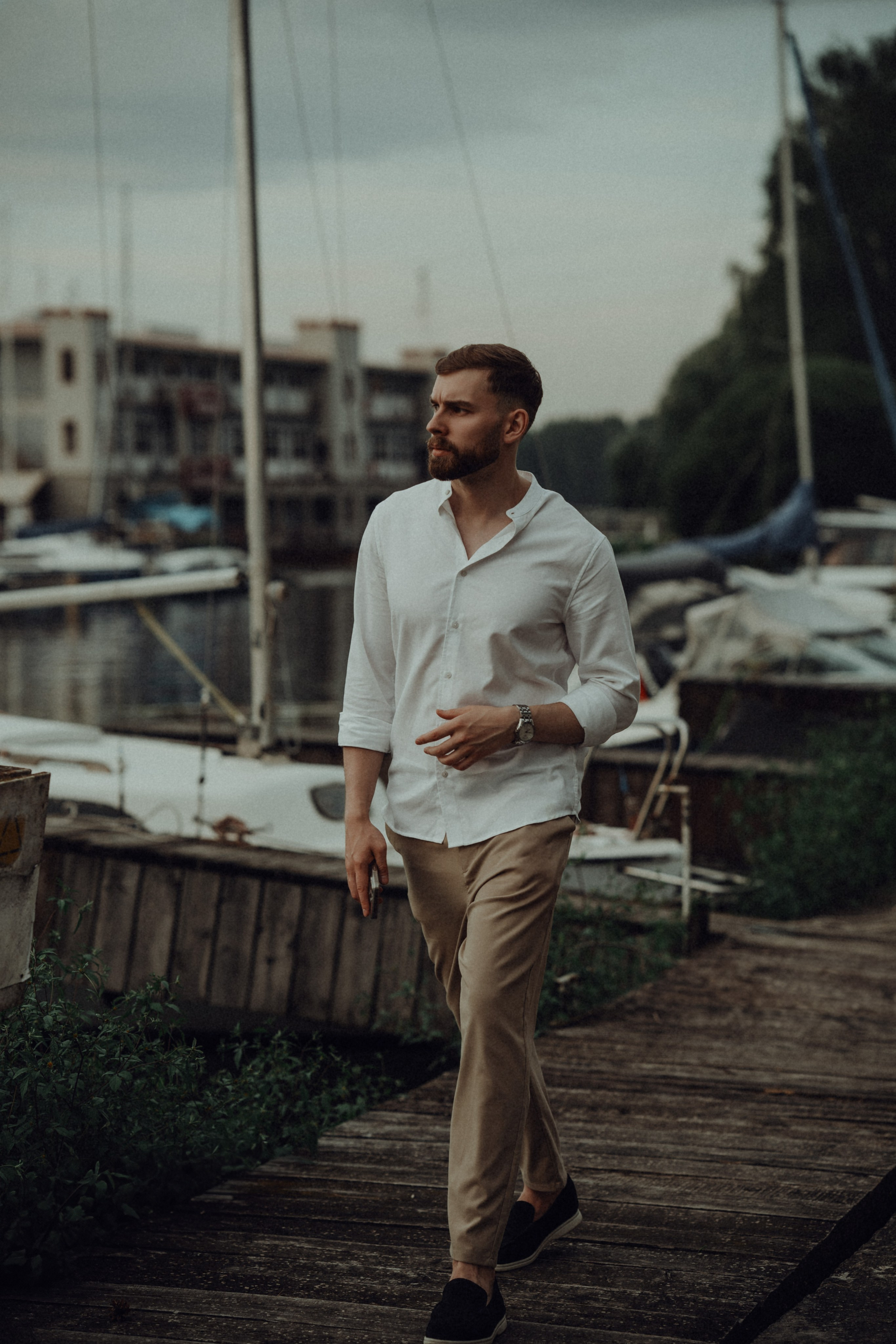 Мужская фотосессия у яхты, голубая рубашка, элегантный портрет, профессиональный фотограф