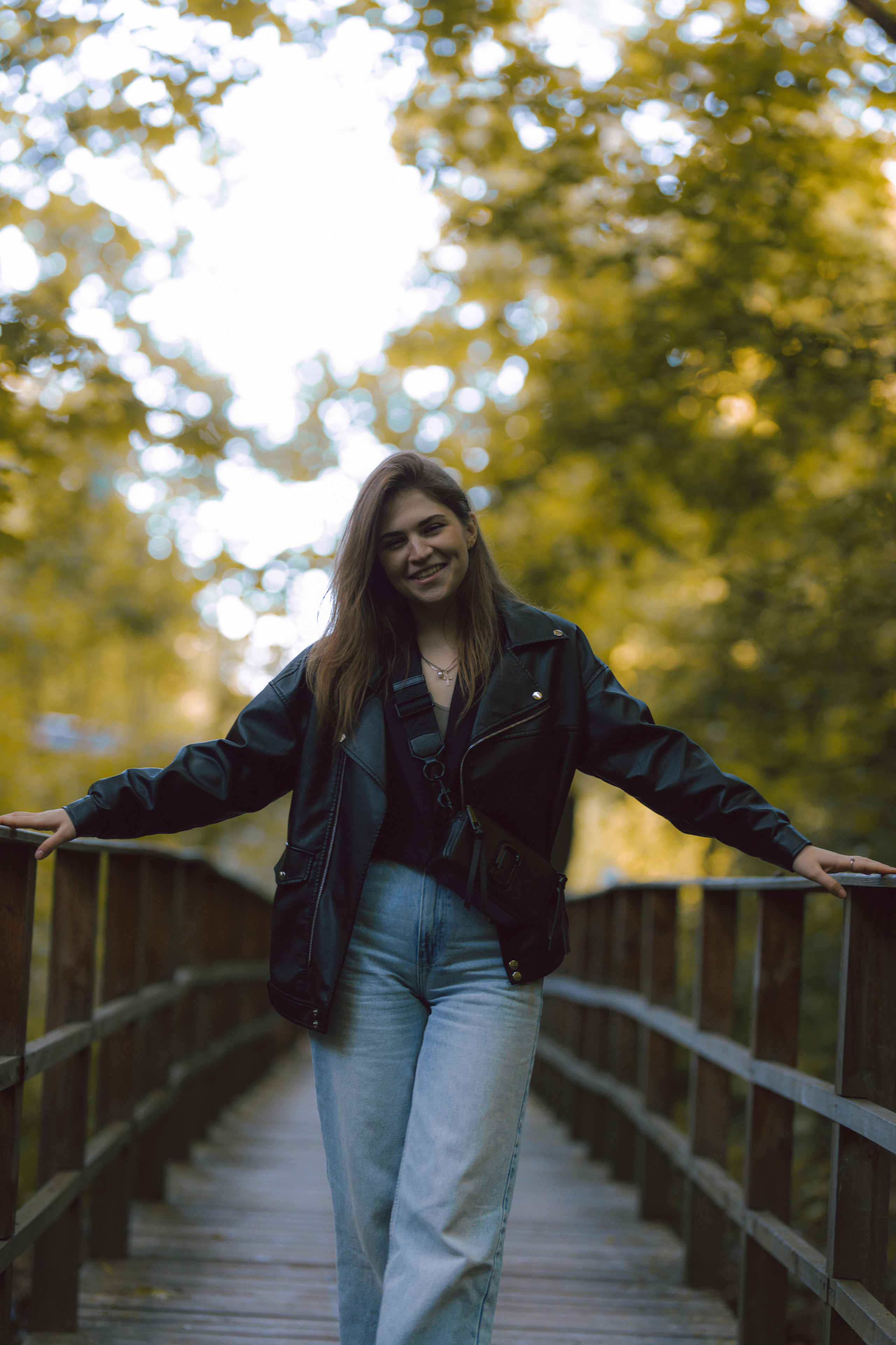 индивидуальная фотосессия девушки в кожаной куртке в лесу