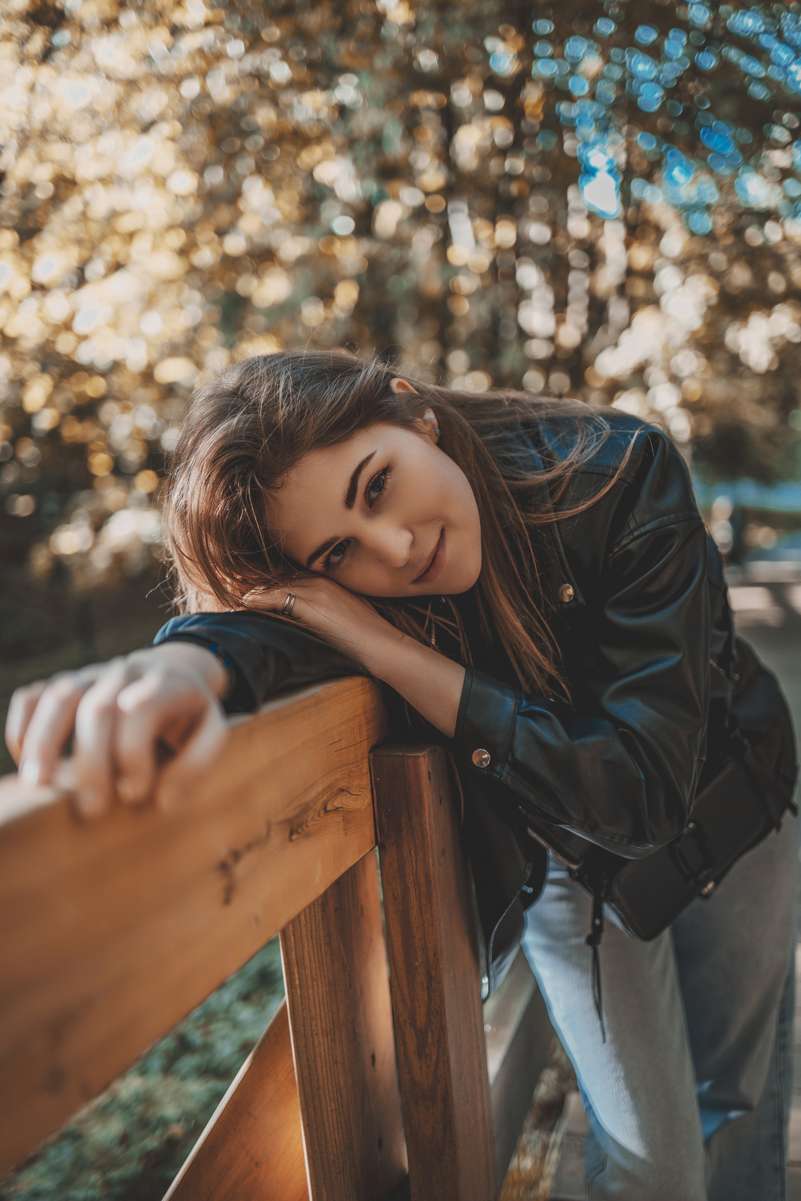 девушка позирует у деревянного моста, фотосессия в стиле кэжуал