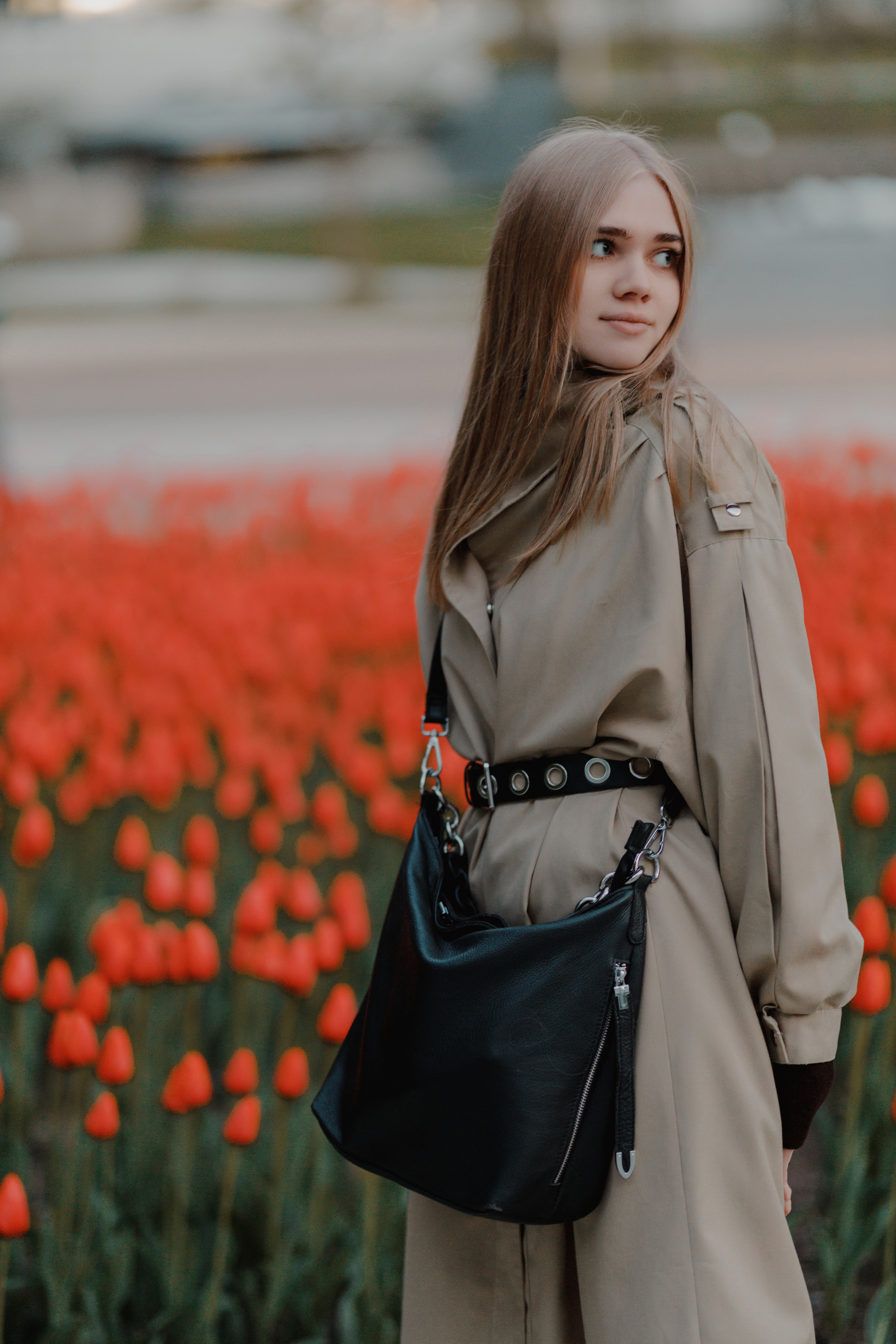 Женский портрет в лесопарке, светлый плащ, тёплый вечер, естественная уличная съёмка