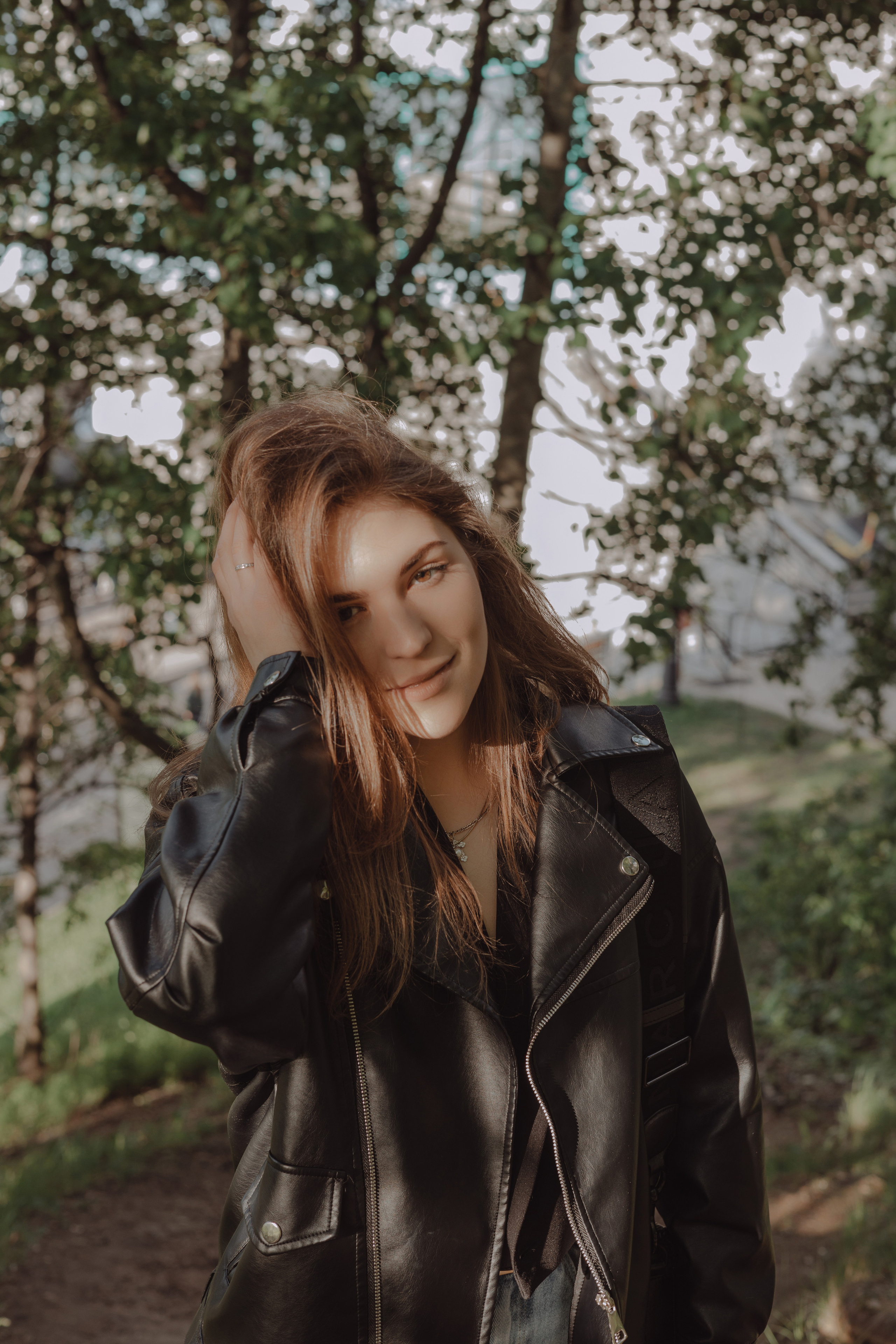 уличная портретная фотосессия в кожаной куртке, осенняя съёмка