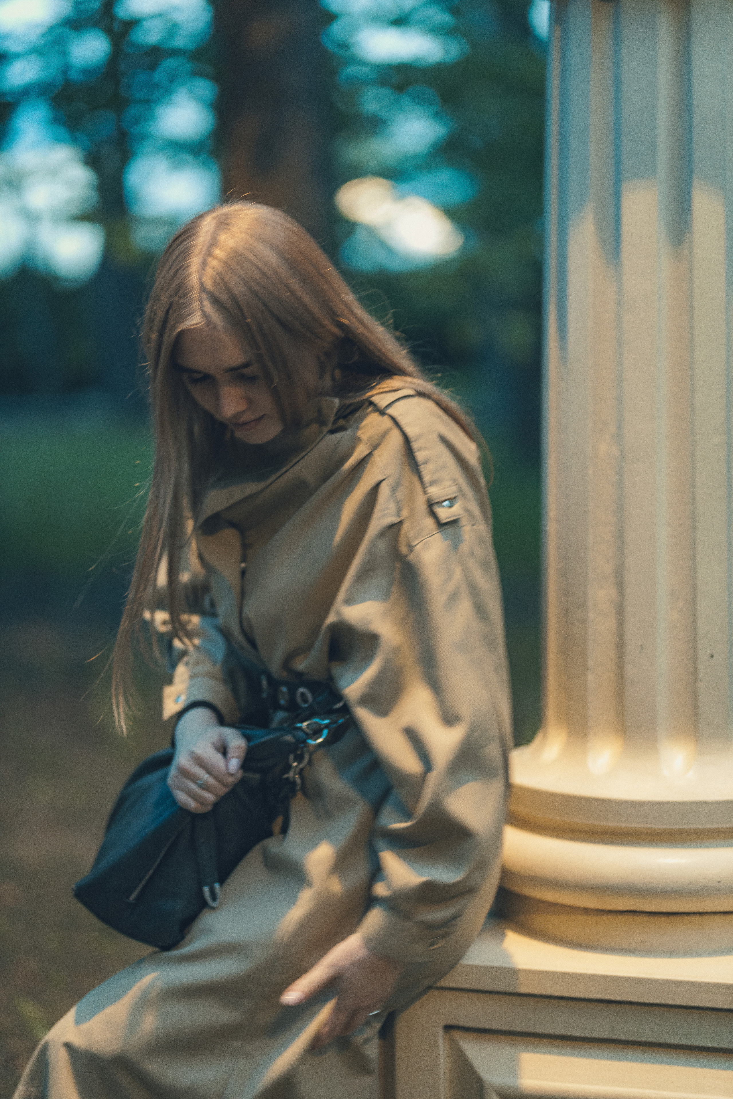 Портретная фотосессия девушки в классическом стиле у колонн, профессиональная съёмка в мягких тонах