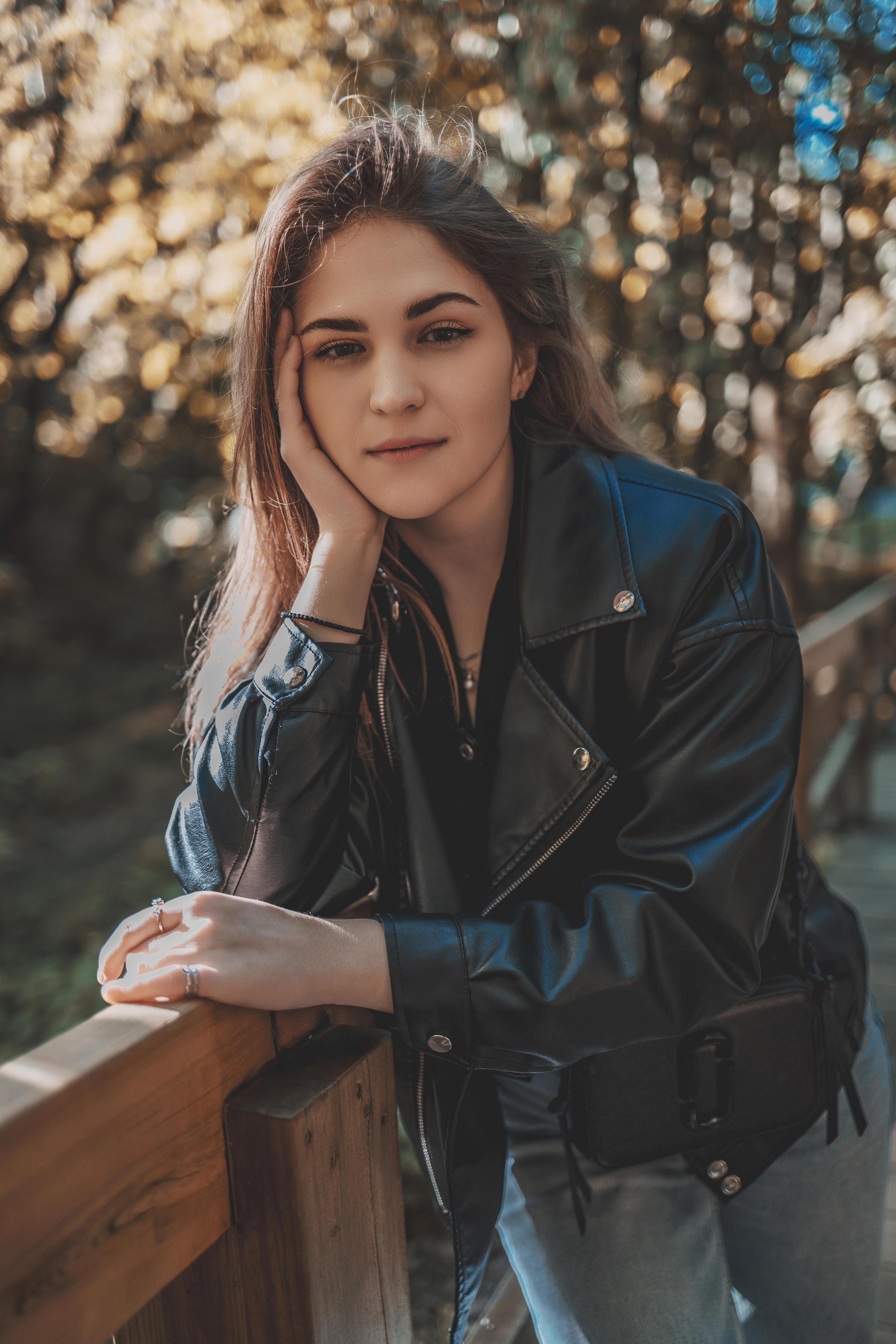 портрет на мосту в осеннем парке, индивидуальная фотосессия