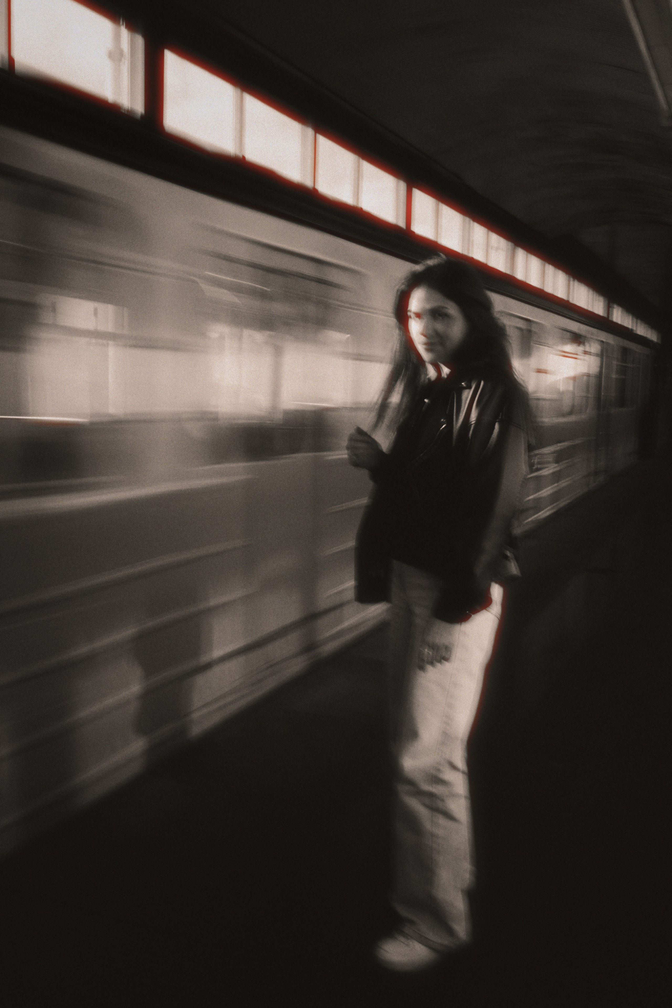 чёрно-белая фотосессия девушки в кожанке в метро, портретная съёмка