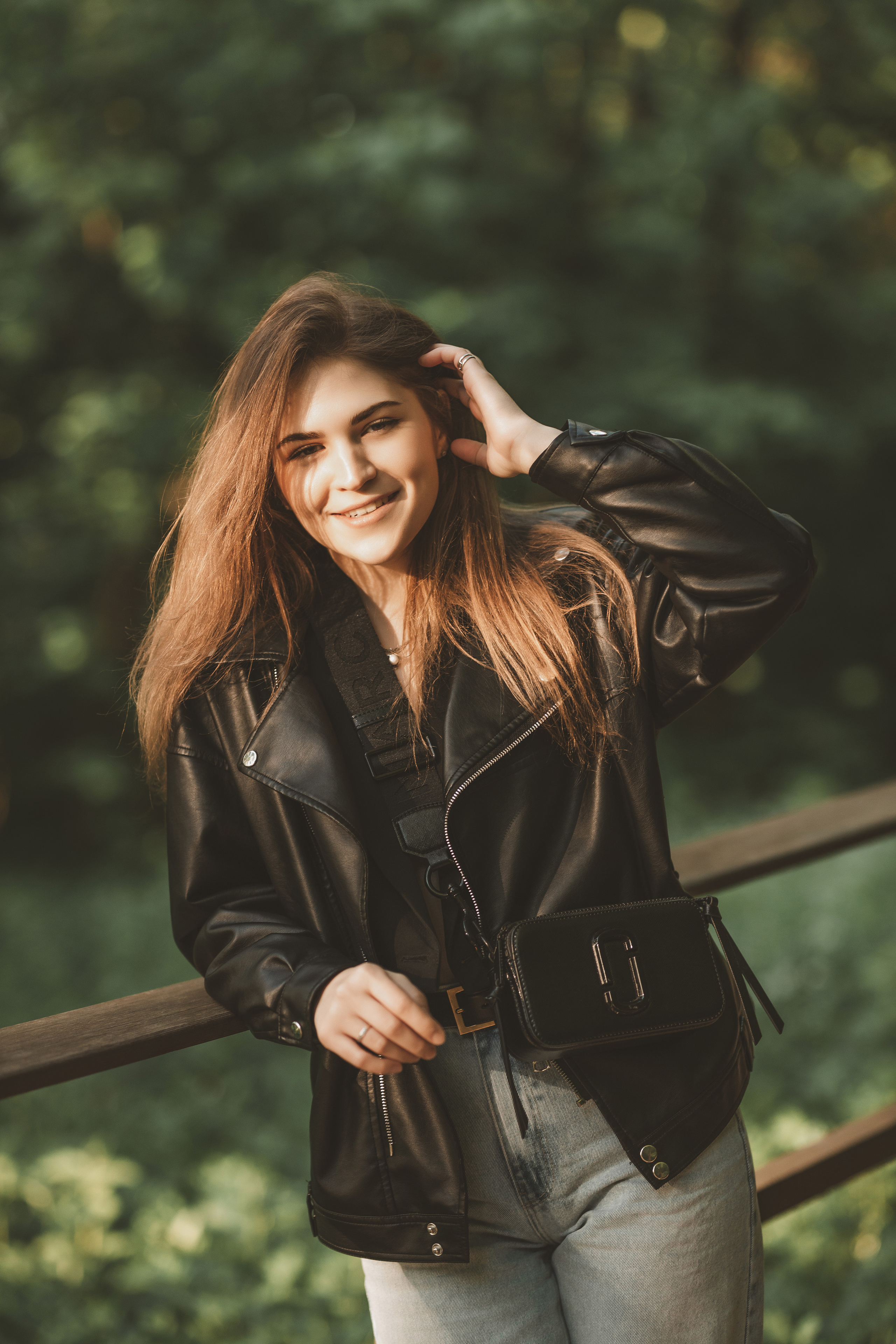 портрет девушки в кожаной куртке на уличной съёмке