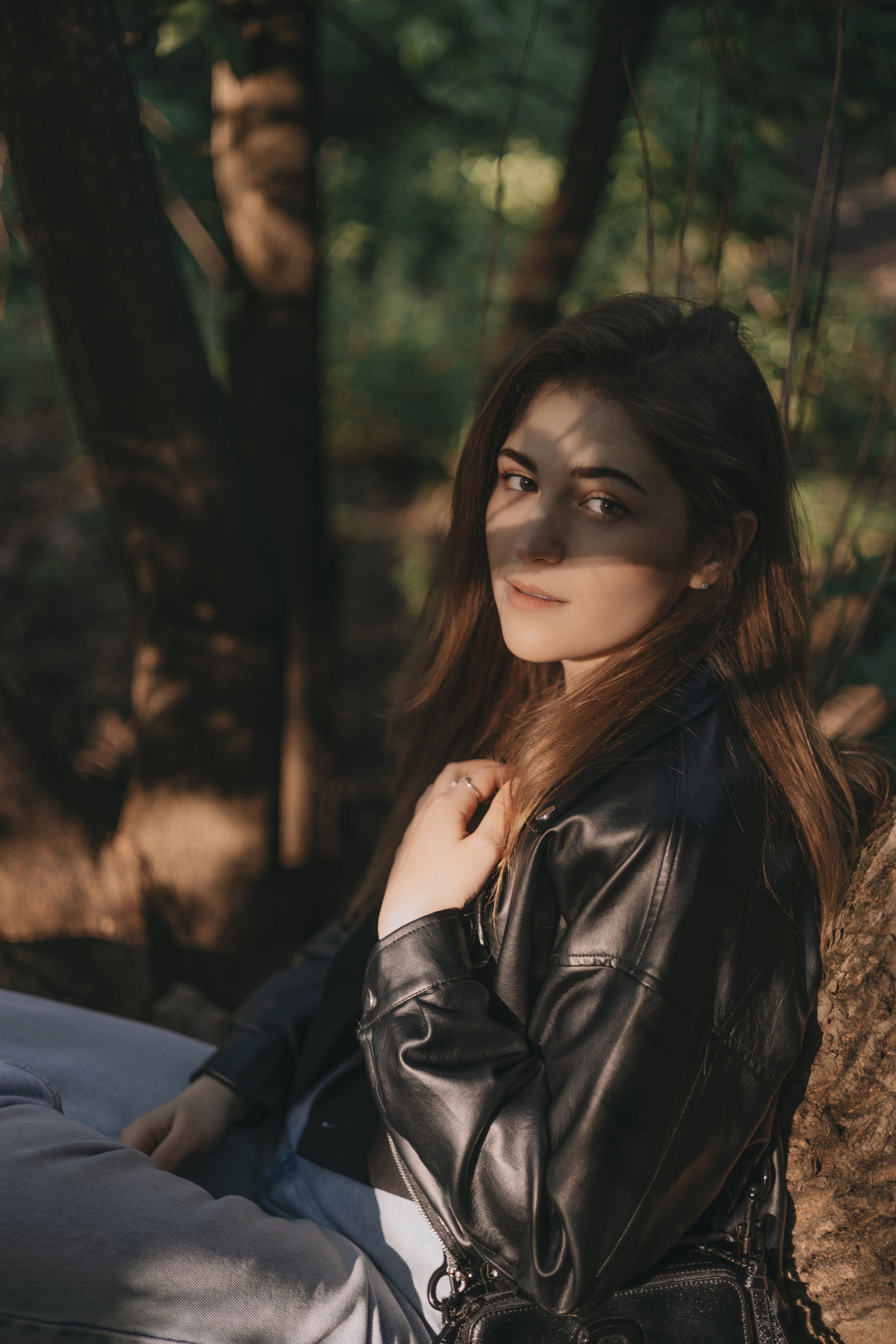 индивидуальная фотосессия на природе, девушка в кожаной куртке