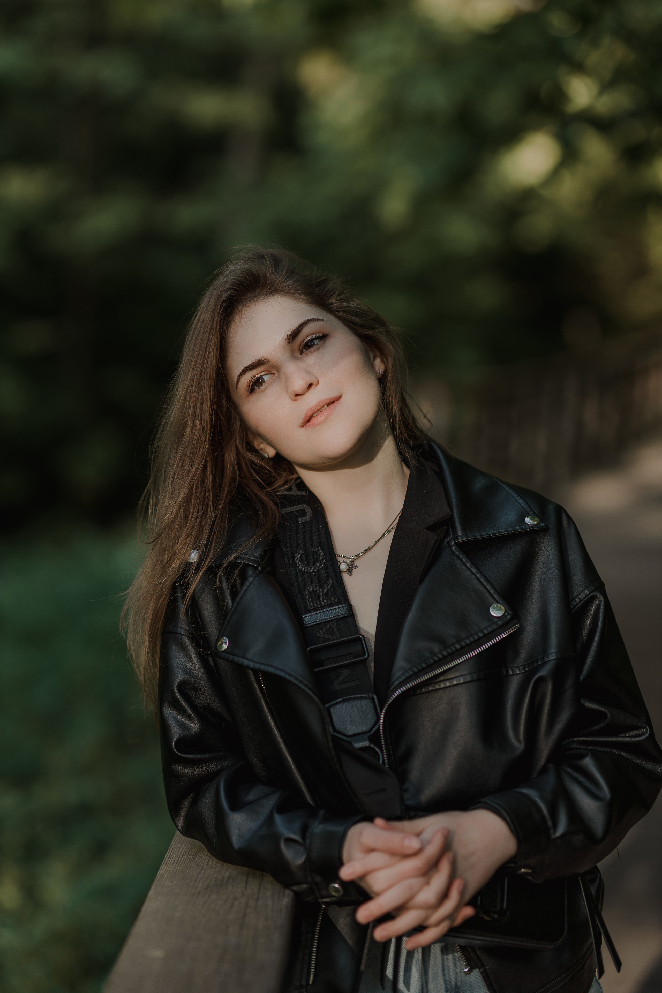 фотосессия в осеннем парке, девушка в кожанке позирует  