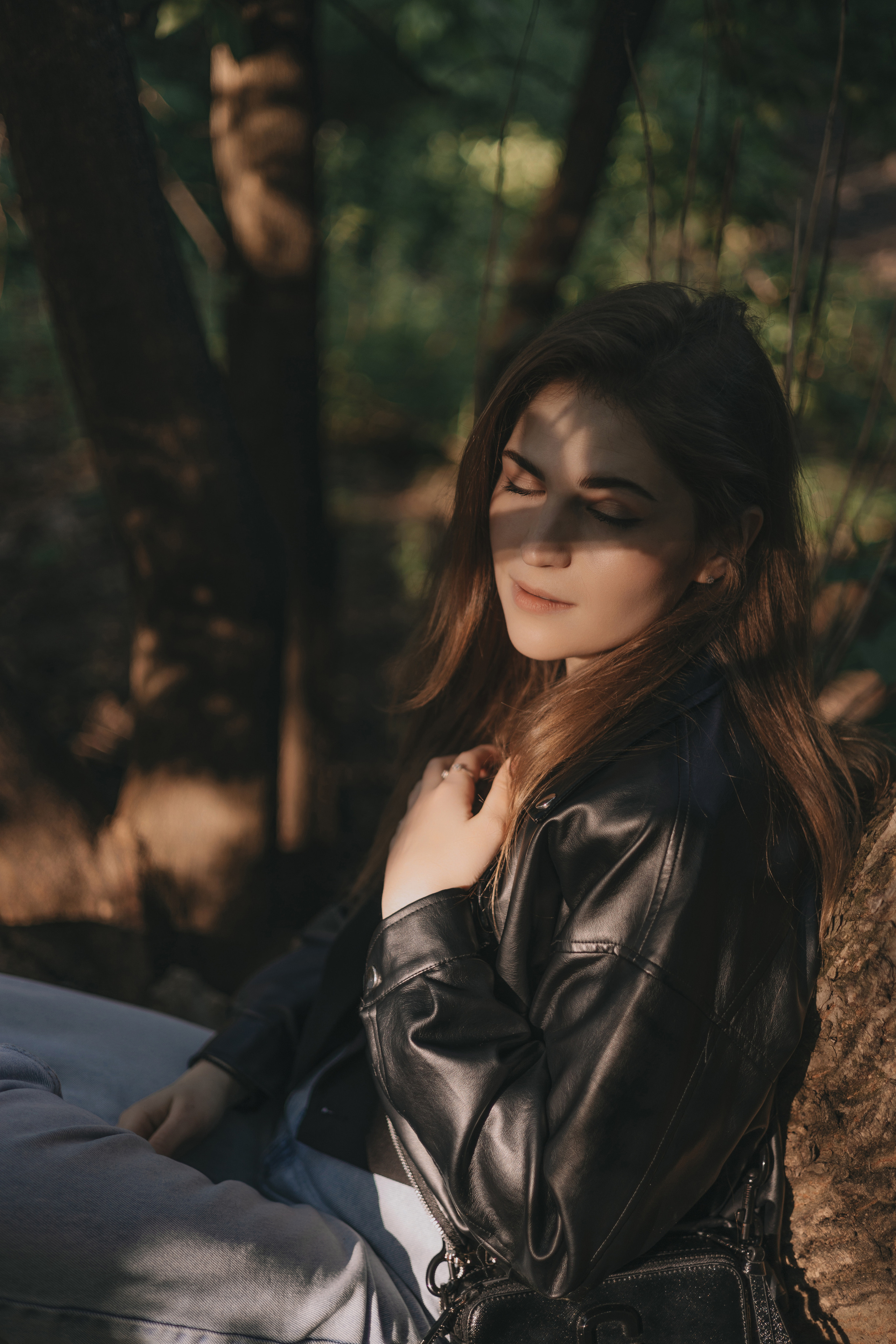 уличная фотосессия в парке, девушка в кожанке с длинными волосами