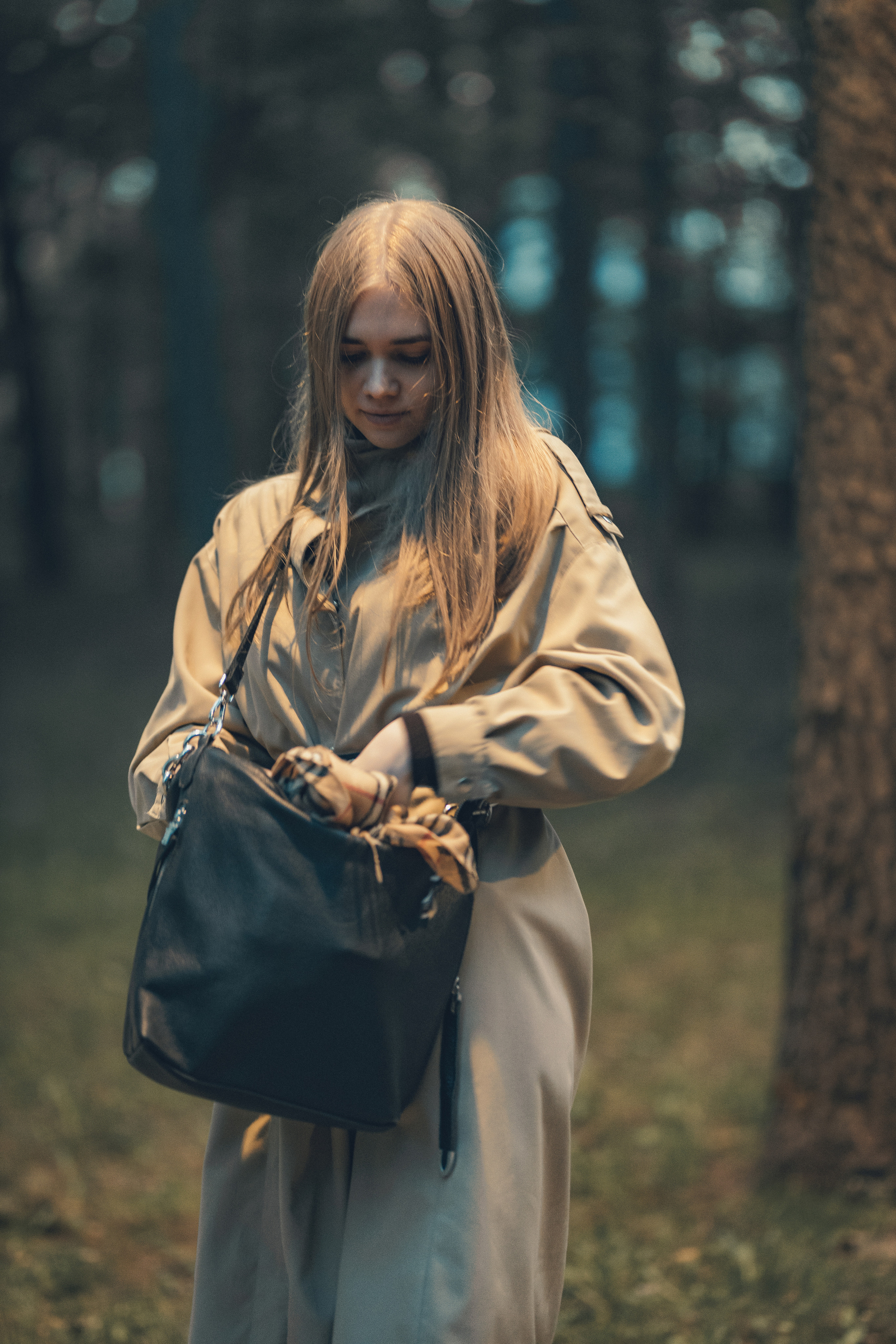 Художественный портрет девушки в светлом пальто у колонн, профессиональная съёмка с мягким светом