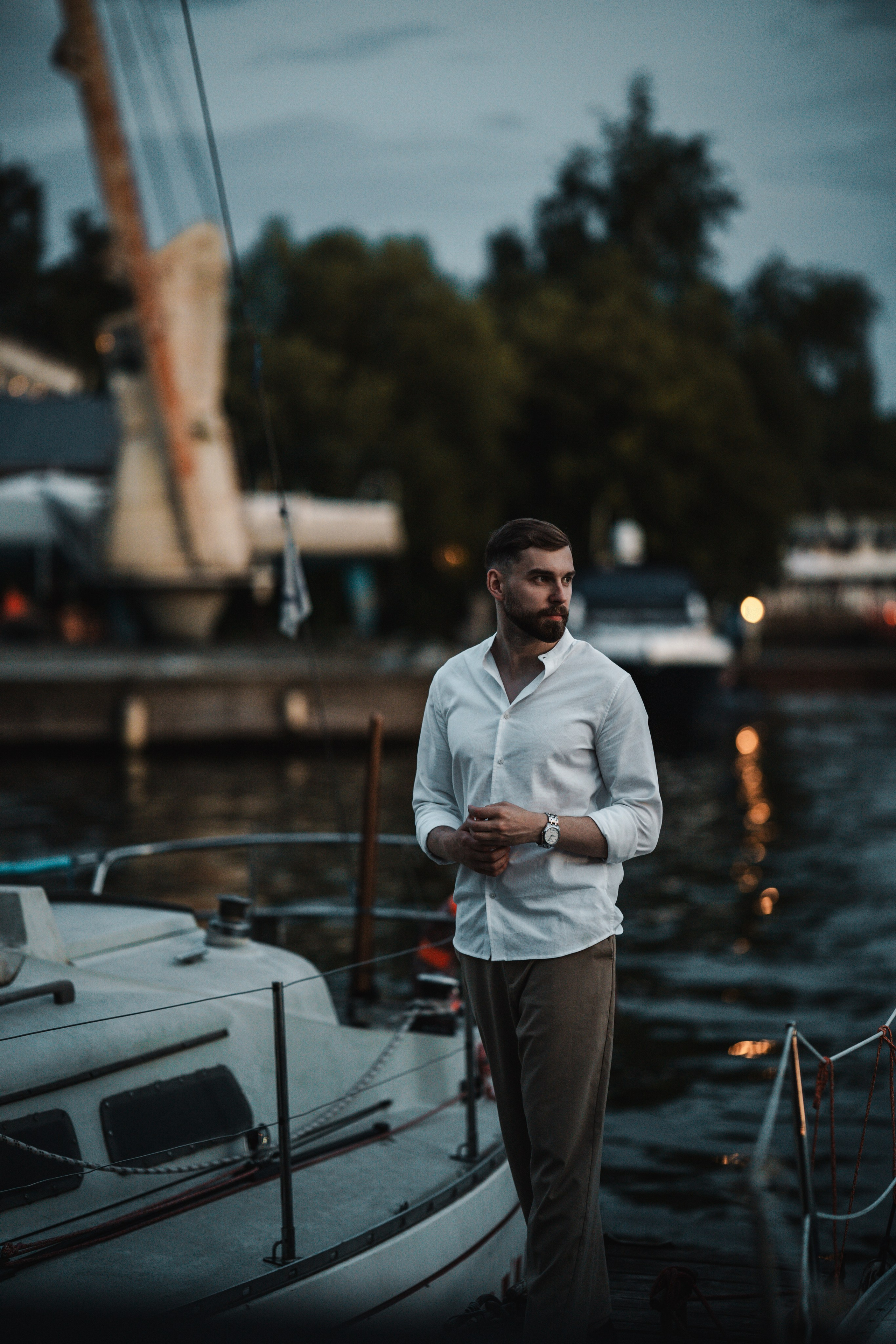 Мужская фотосессия у яхт на закате, портретный фотограф, стильный морской образ