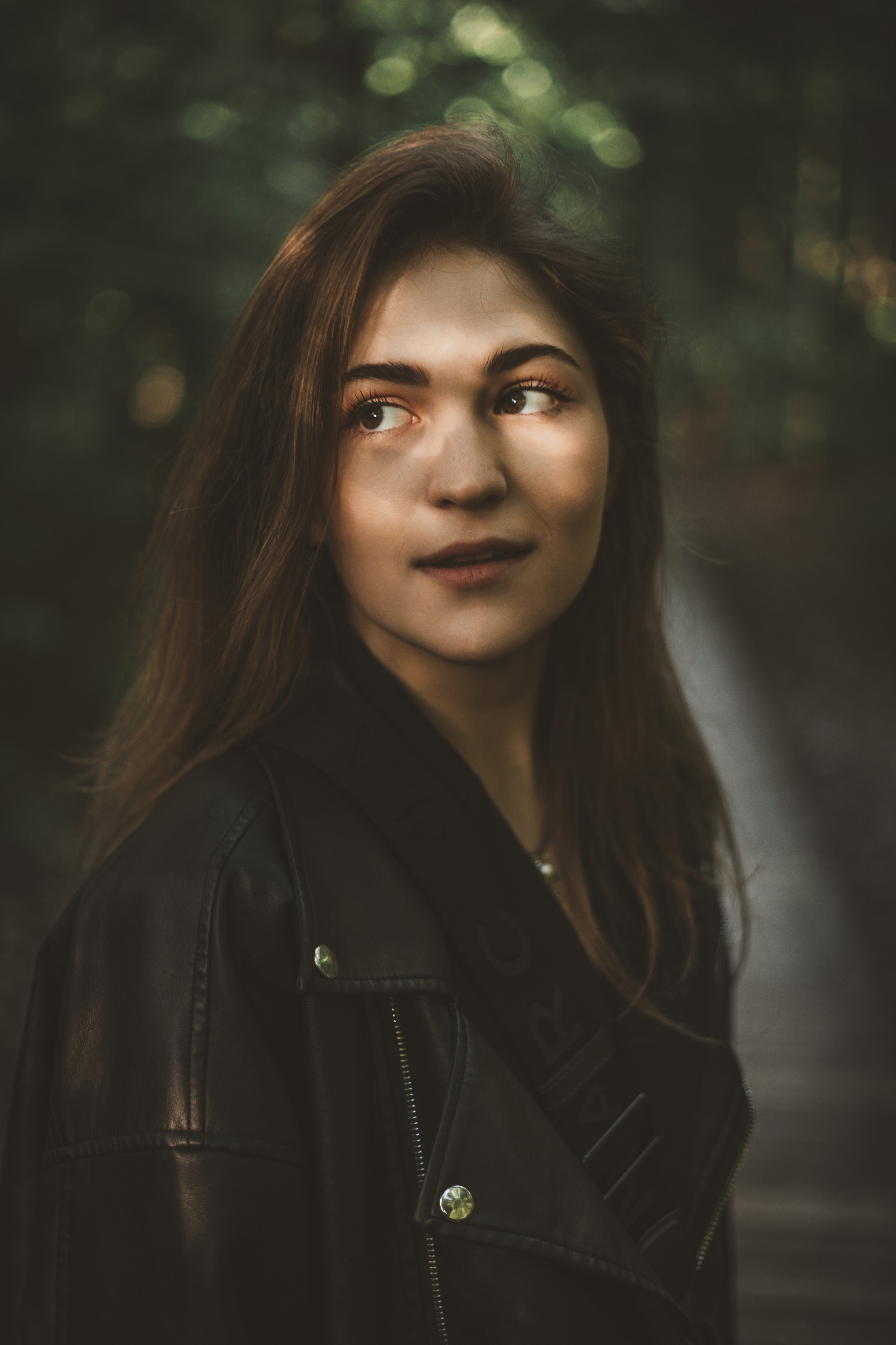 фотосессия на деревянной дорожке в летнем парке, портрет девушки