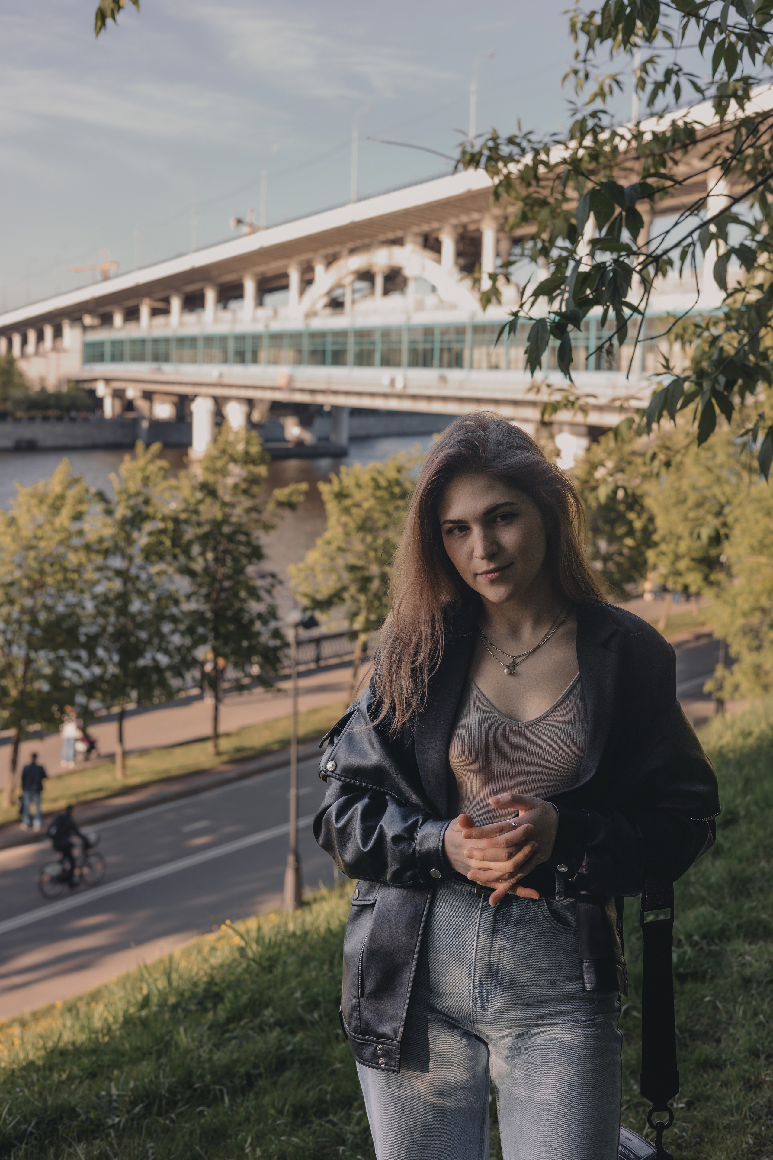 девушка в кожанке на фотосессии в парке, услуги профессионального фотографа  