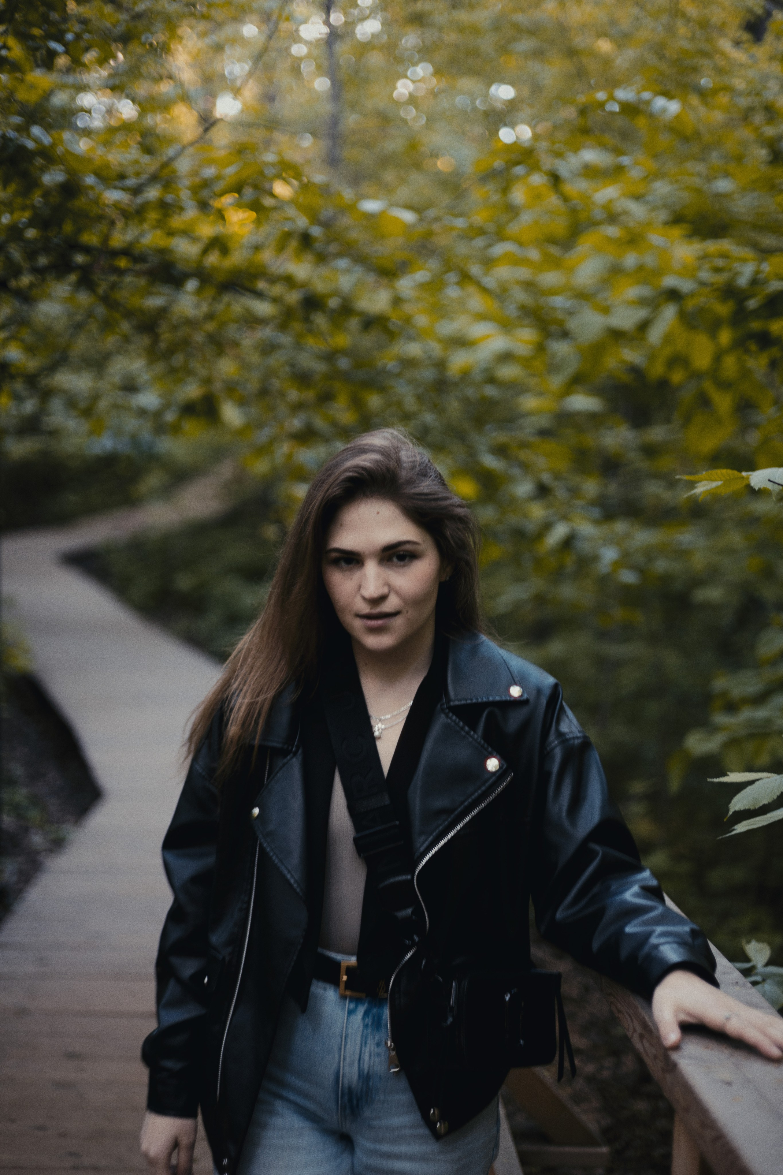 портрет девушки в кожаной куртке во время летней съёмки