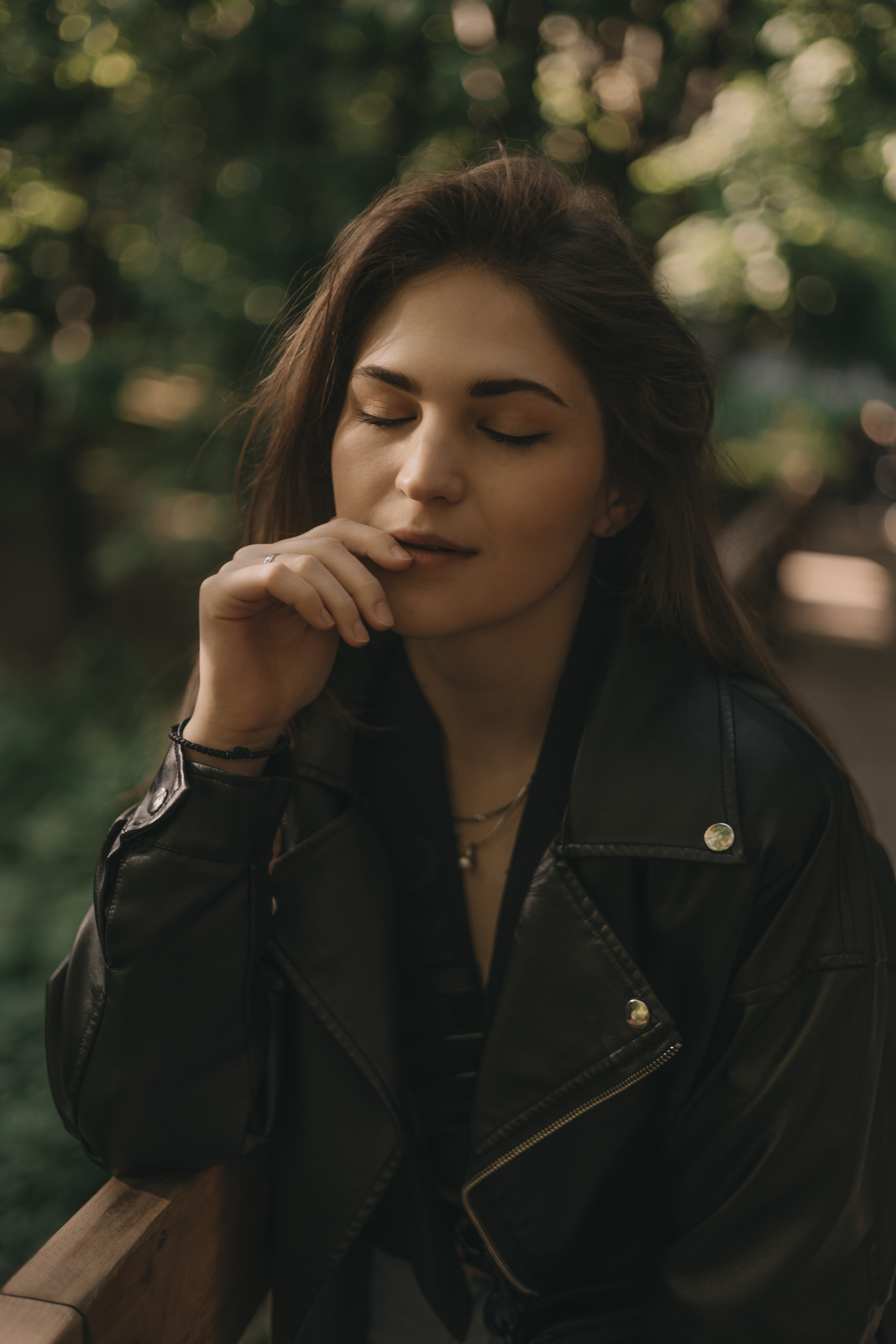 осенняя фотосессия девушки в парке на деревянном мосту