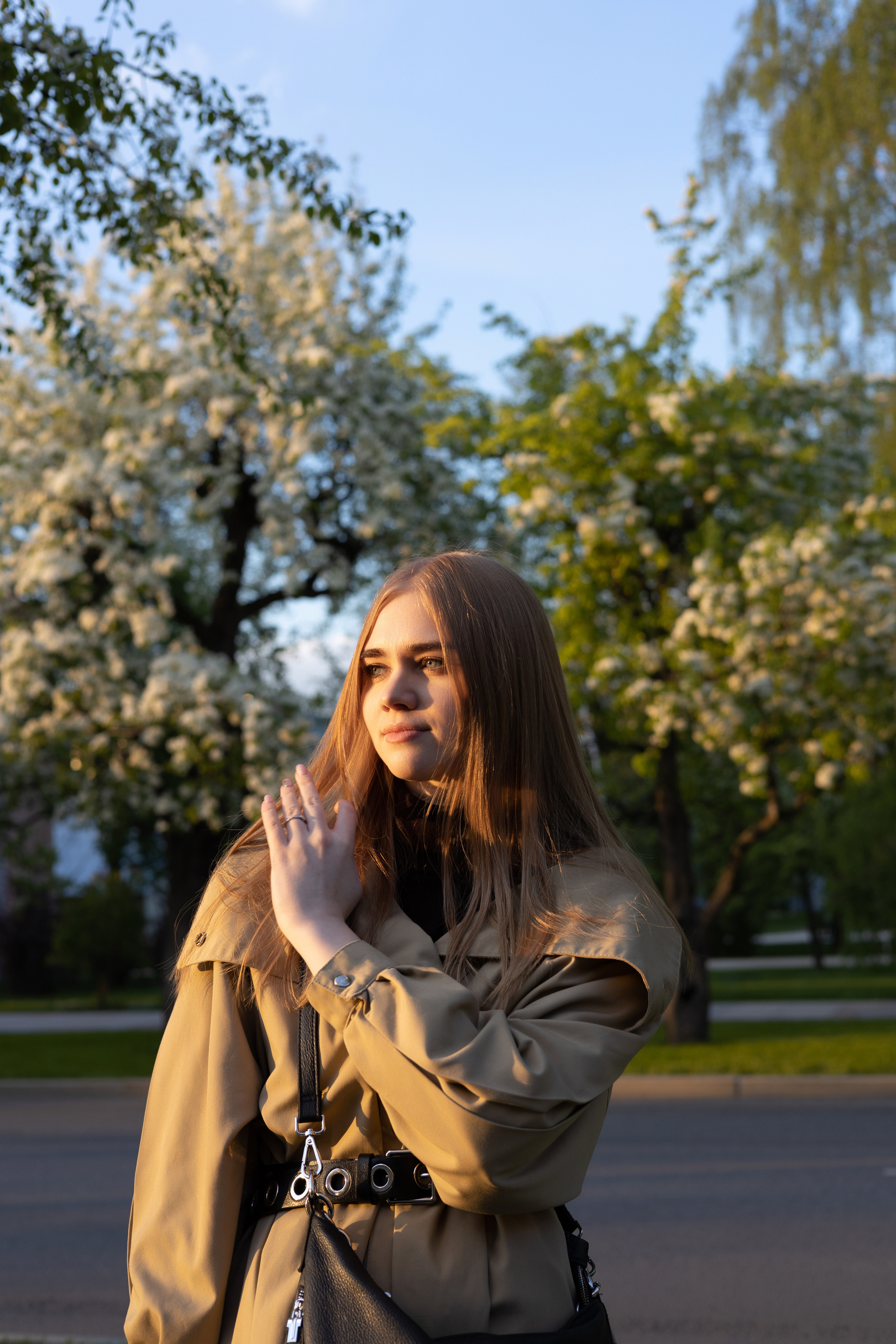 Уличная фотосессия девушки в пальто в городском парке, профессиональная съёмка с тёплым настроением