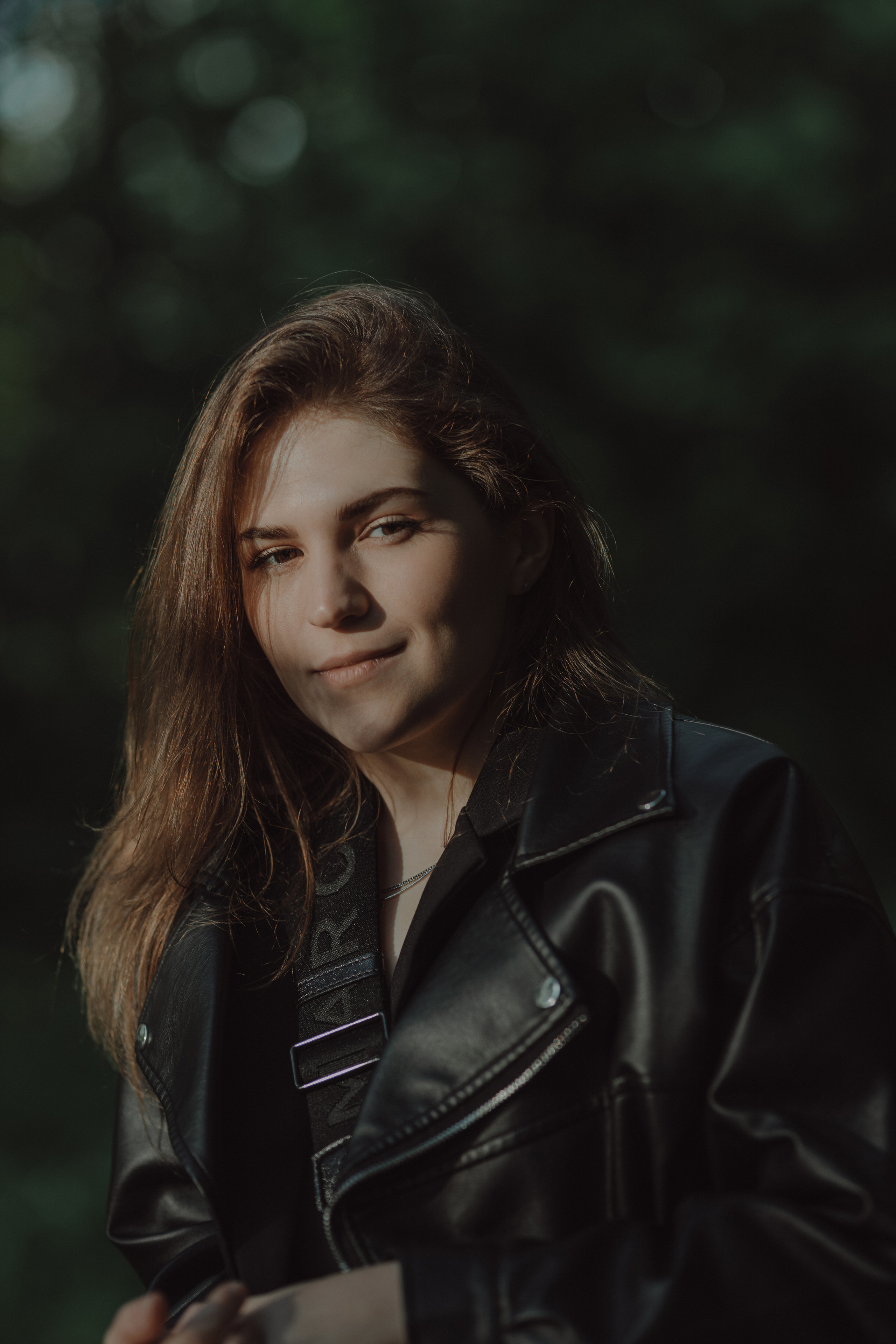 уличная фотосессия девушки в кожаной куртке осенью
