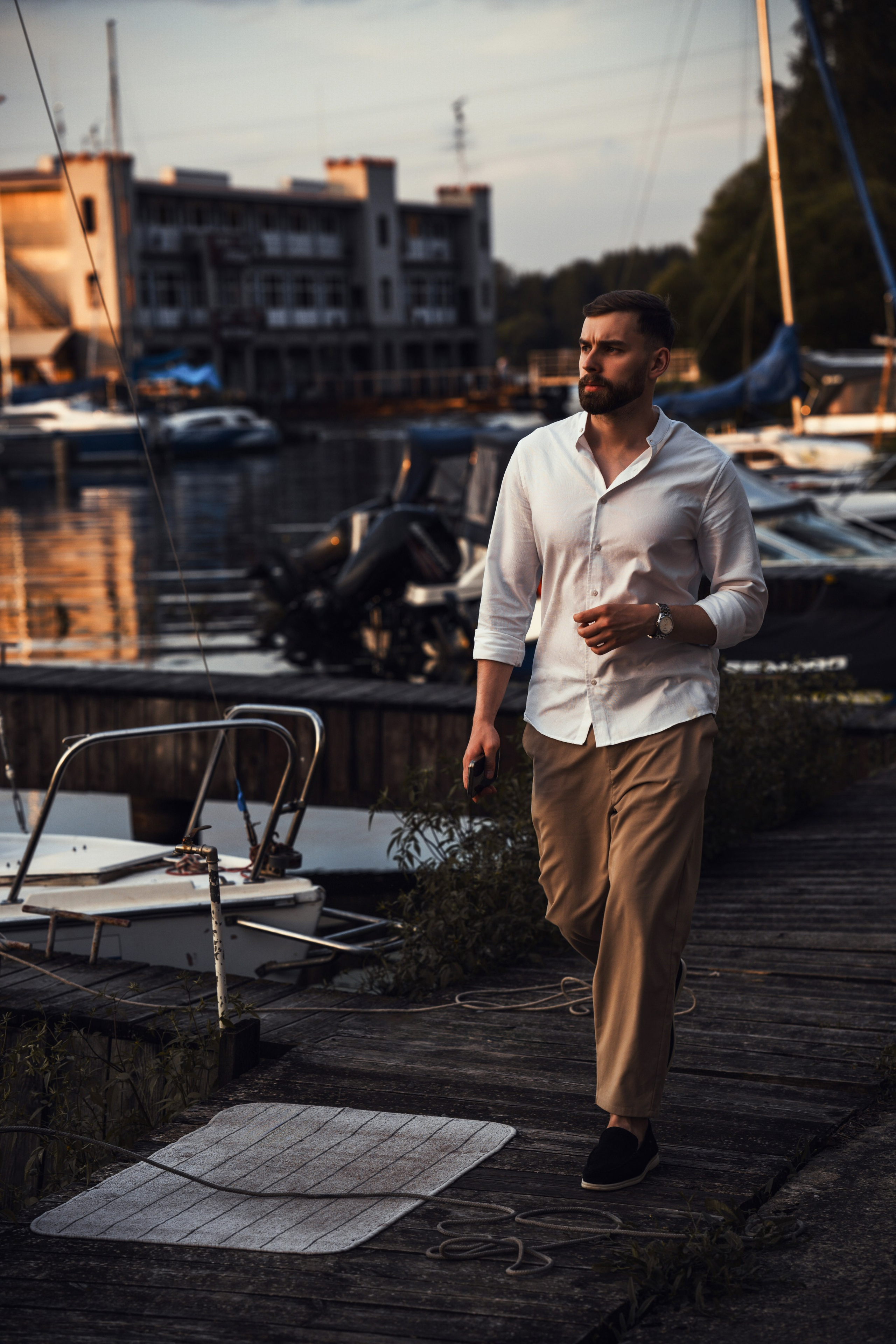 Портретная фотосессия на яхтенной пристани, мужской образ, стиль и свобода