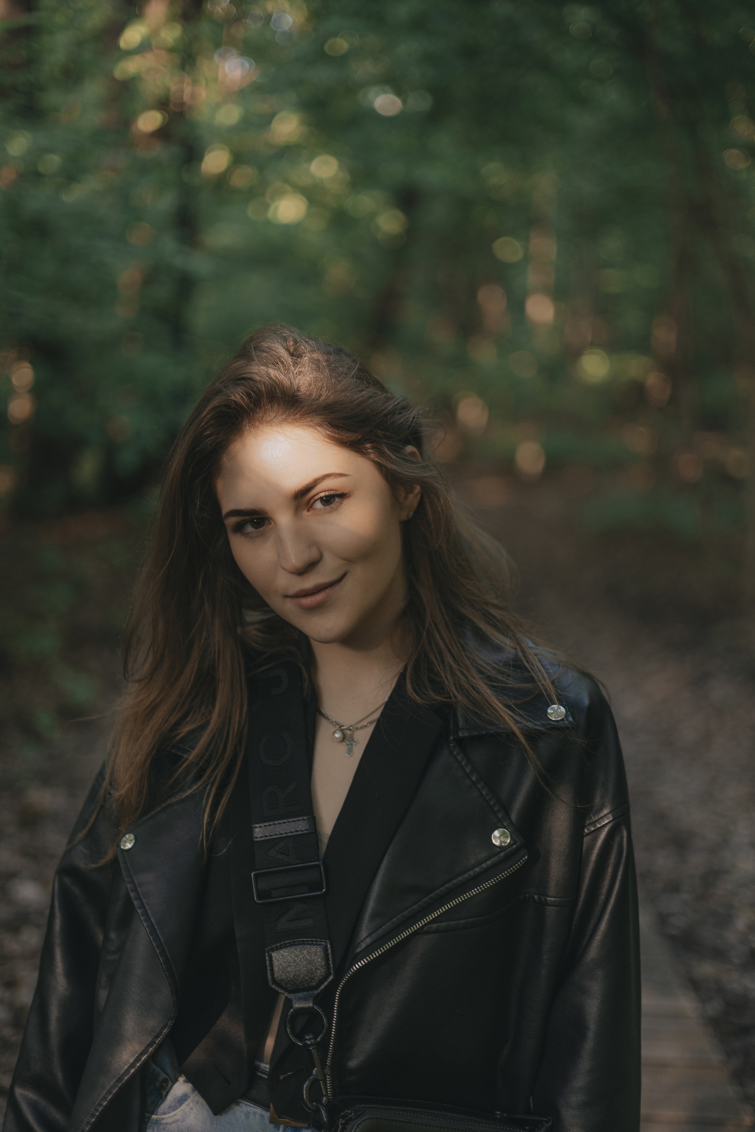 осенняя фотосессия на мосту, девушка в кожанке позирует