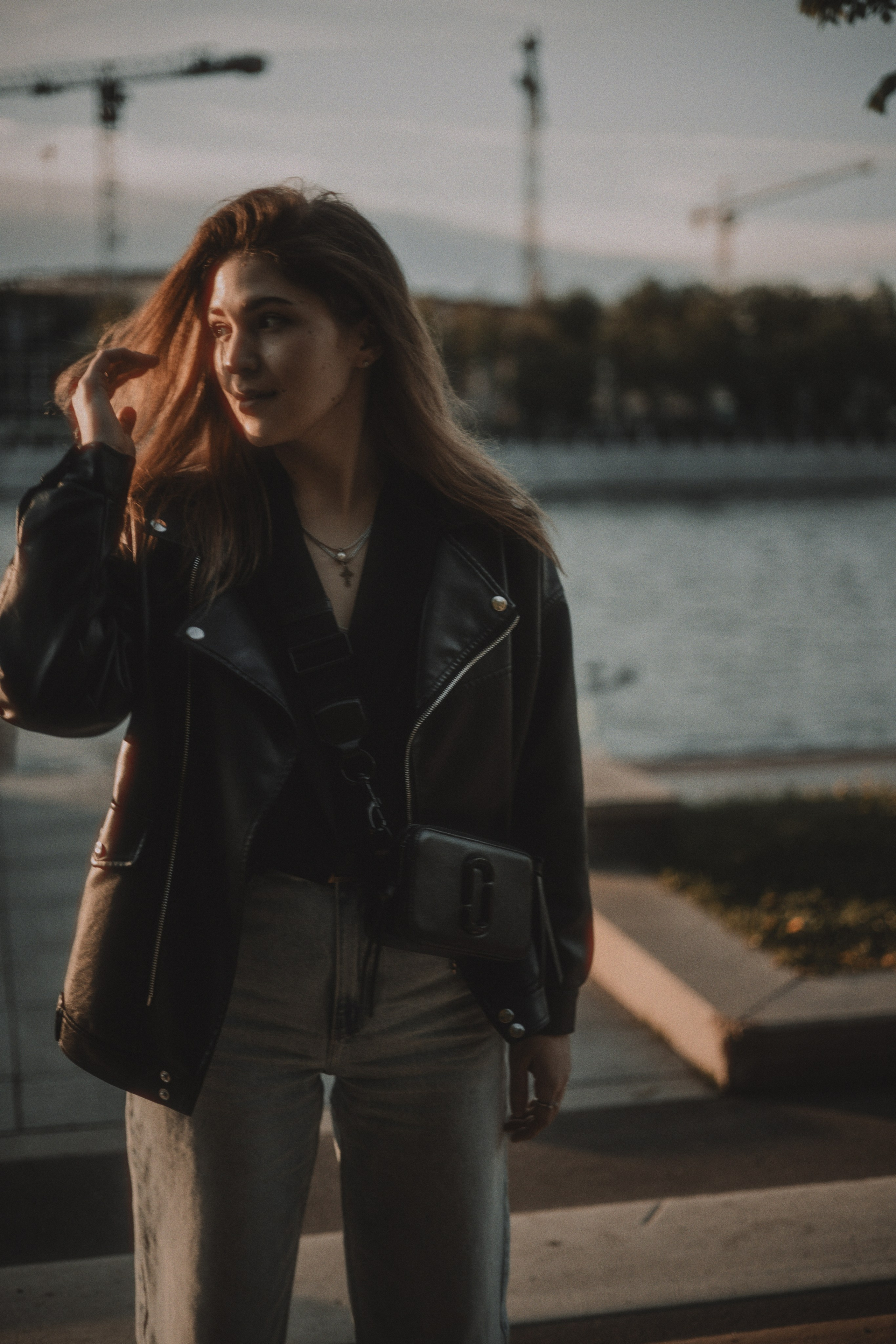 летняя фотосессия в парке, портрет девушки в кожанке