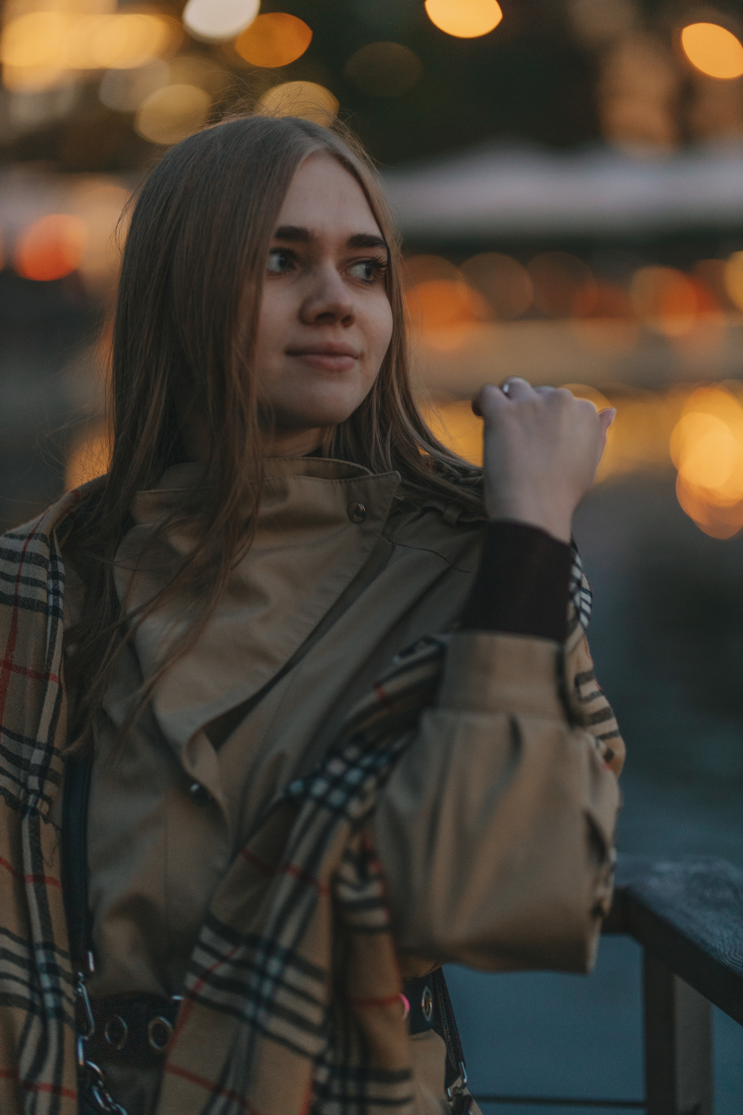 Молодая женщина с распущенными волосами, съёмка в городских огнях, тёплый рассеянный свет
