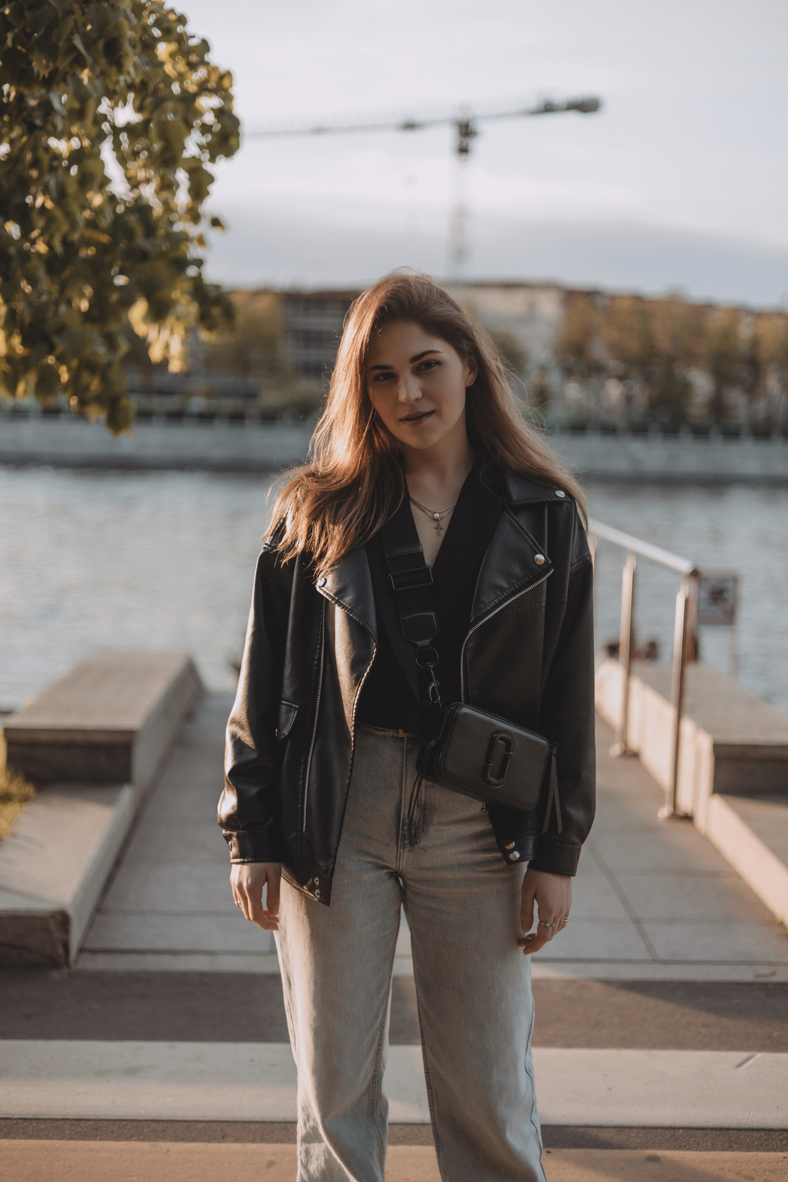 летняя фотосессия девушки в кожанке в парке