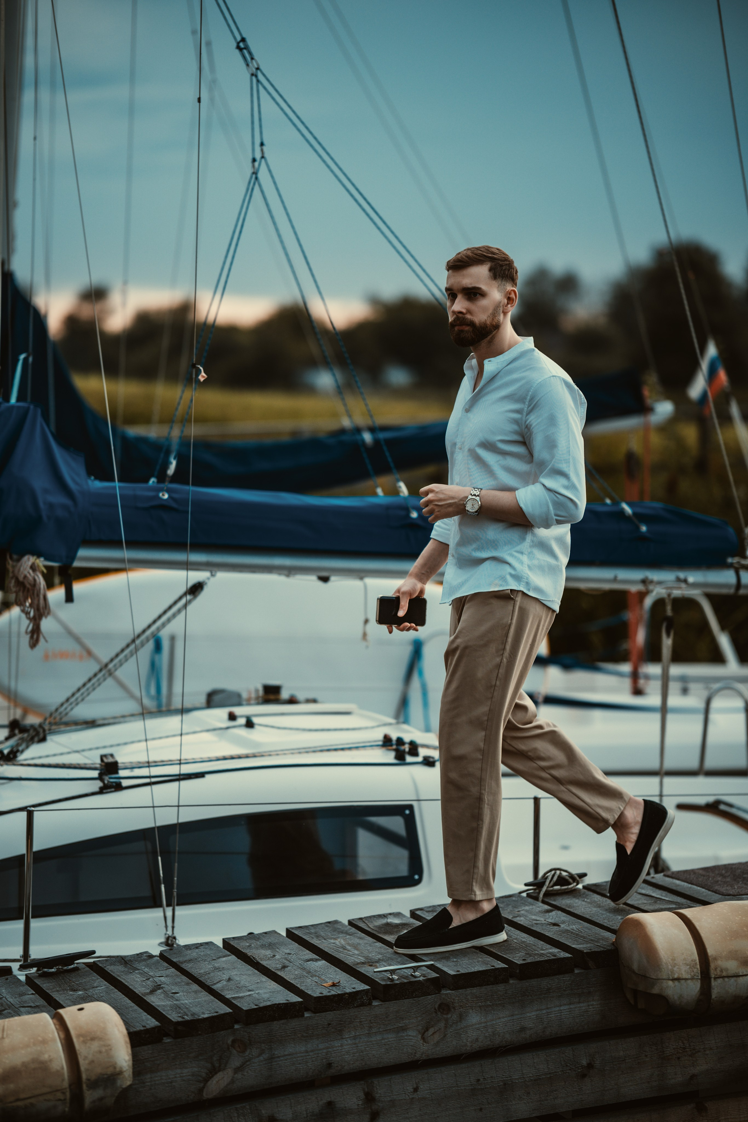 Прогулка по пристани, фотосессия мужчины в голубой рубашке, портретный фотограф у яхт