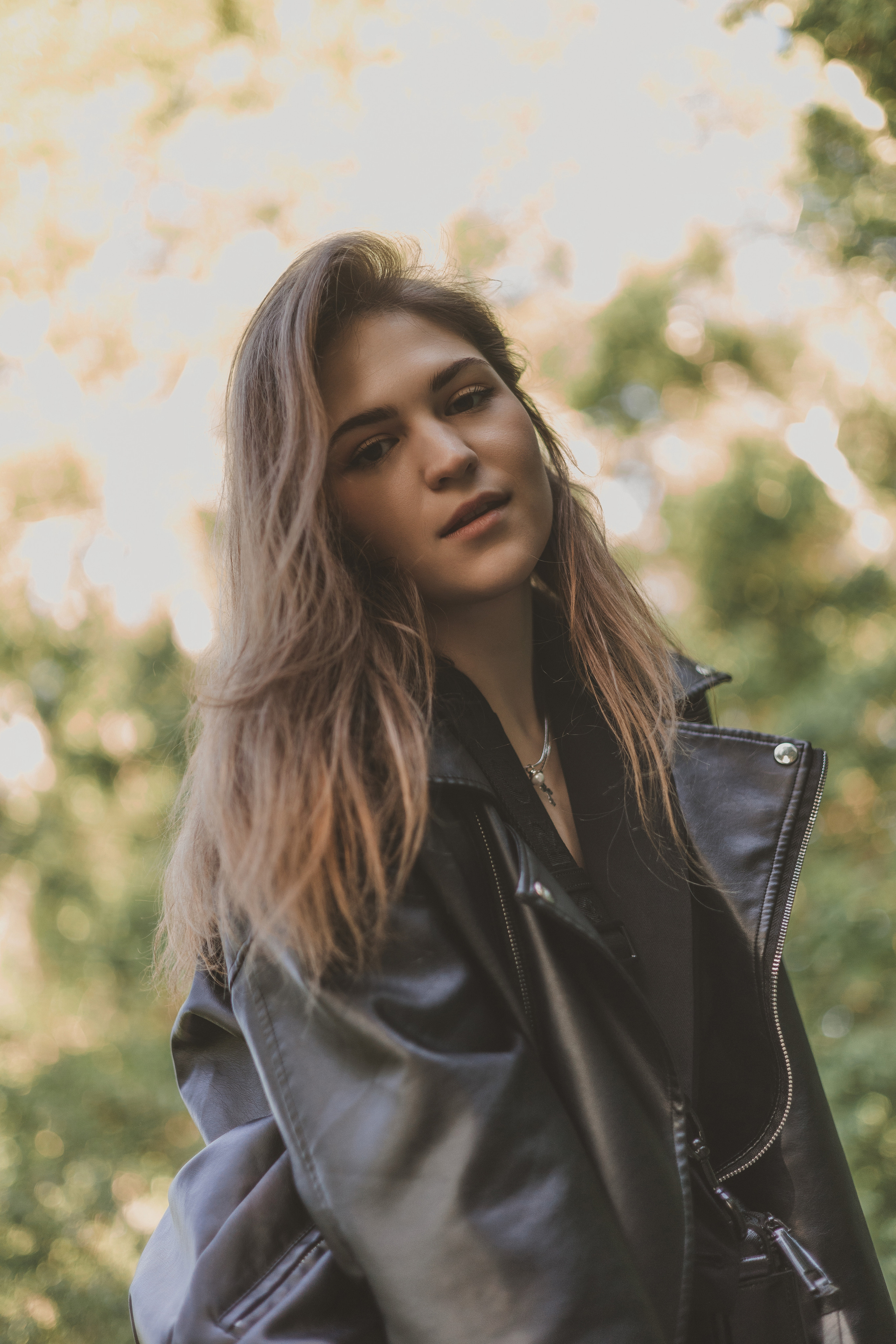 осенняя фотосессия девушки в кожаной куртке на природе