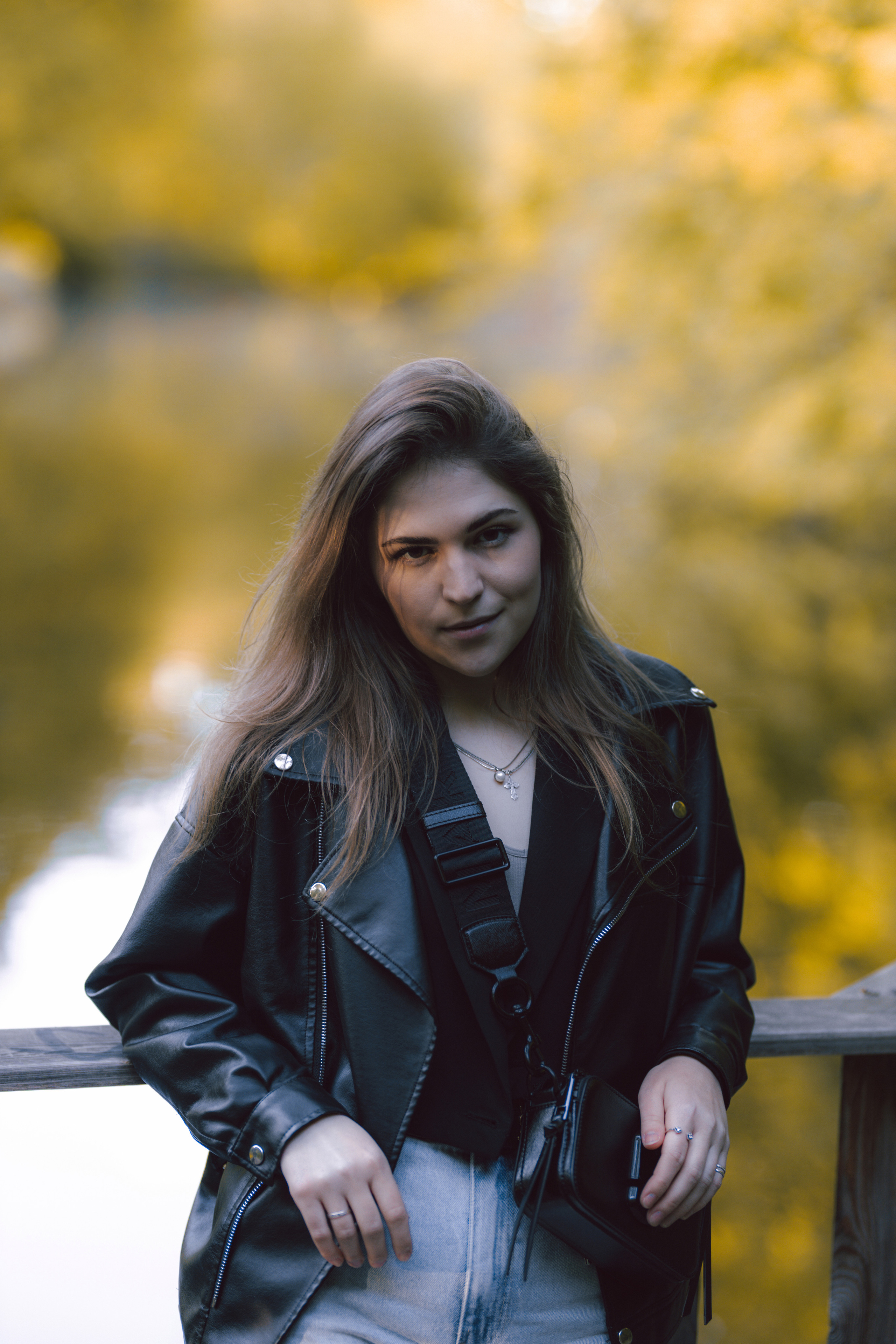 уличная съёмка в осеннем лесу, девушка в кожанке позирует