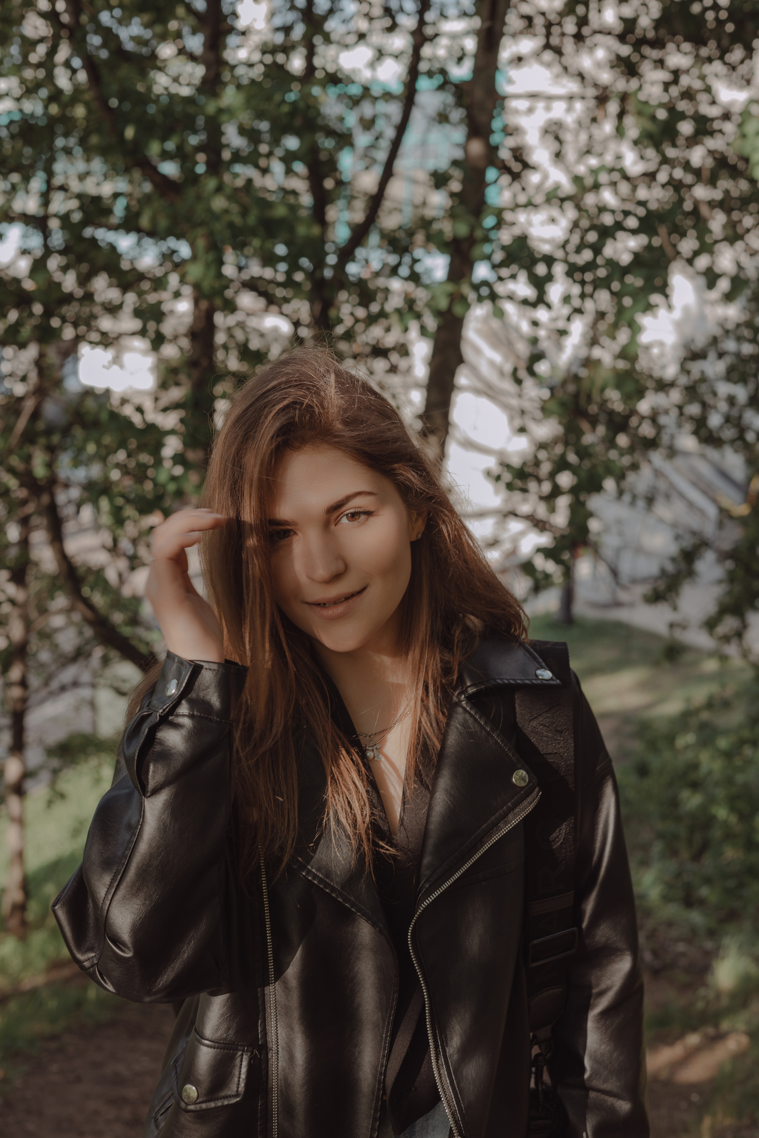 портрет девушки на природе, осенняя фотосессия в кожанке  
