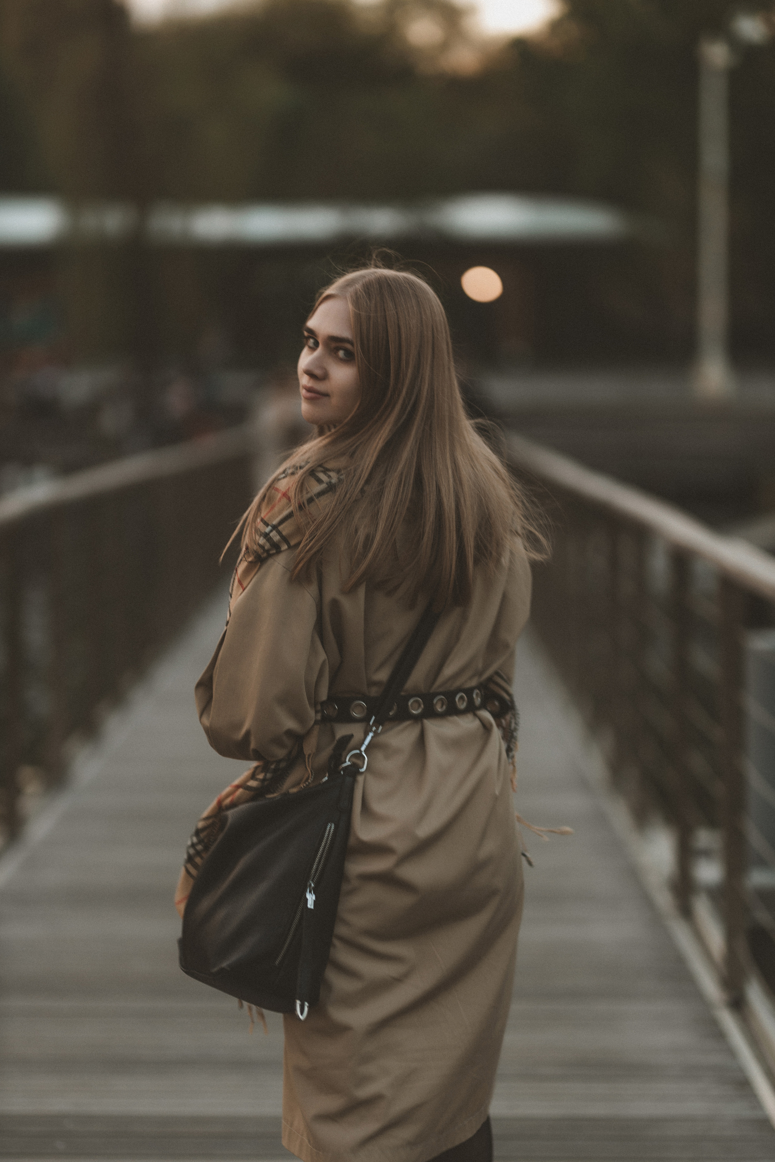 Профессиональная фотосессия девушки в пальто в городской среде, стильная уличная портретная съёмка