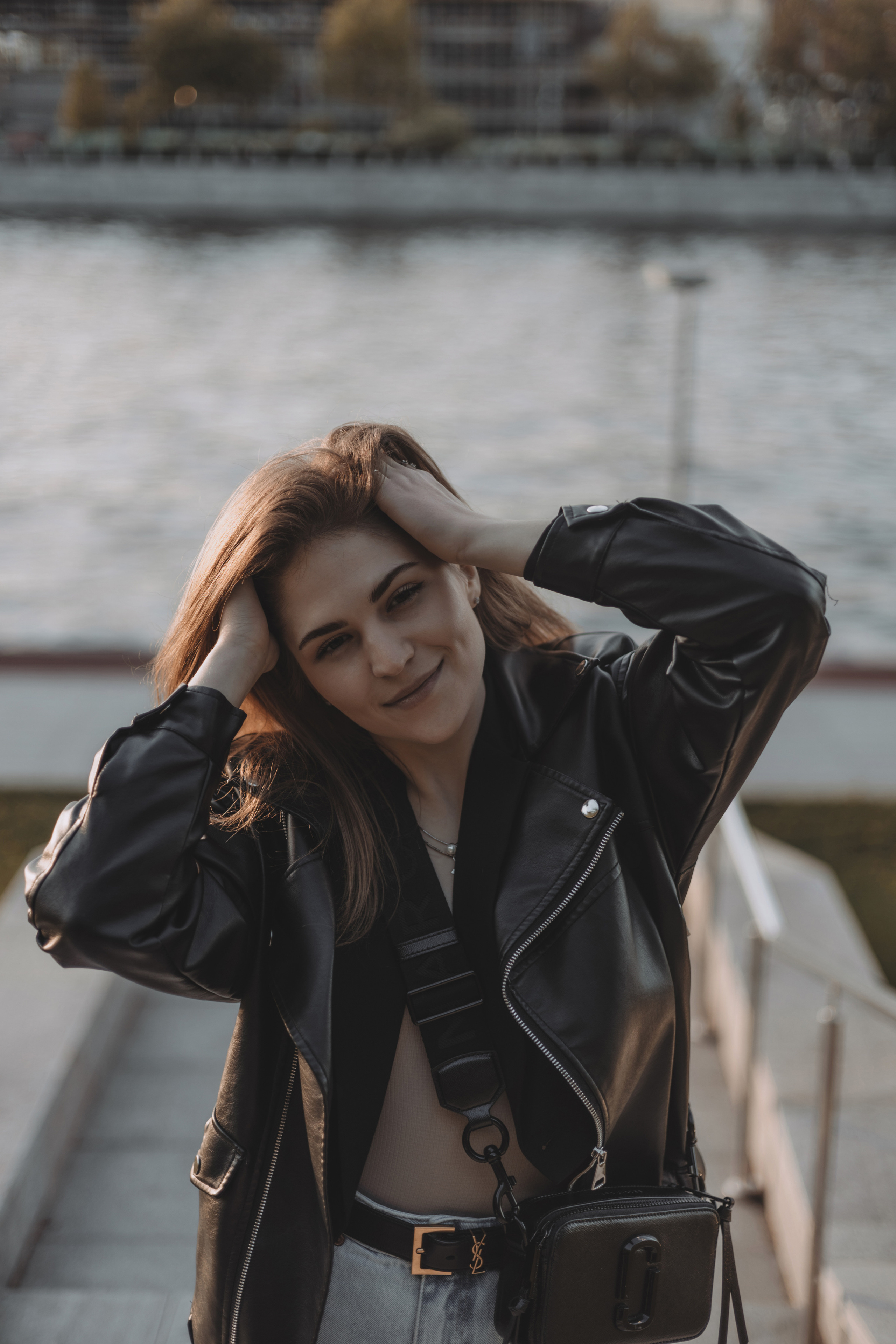 уличная портретная съёмка девушки в кожаной куртке, услуги фотографа