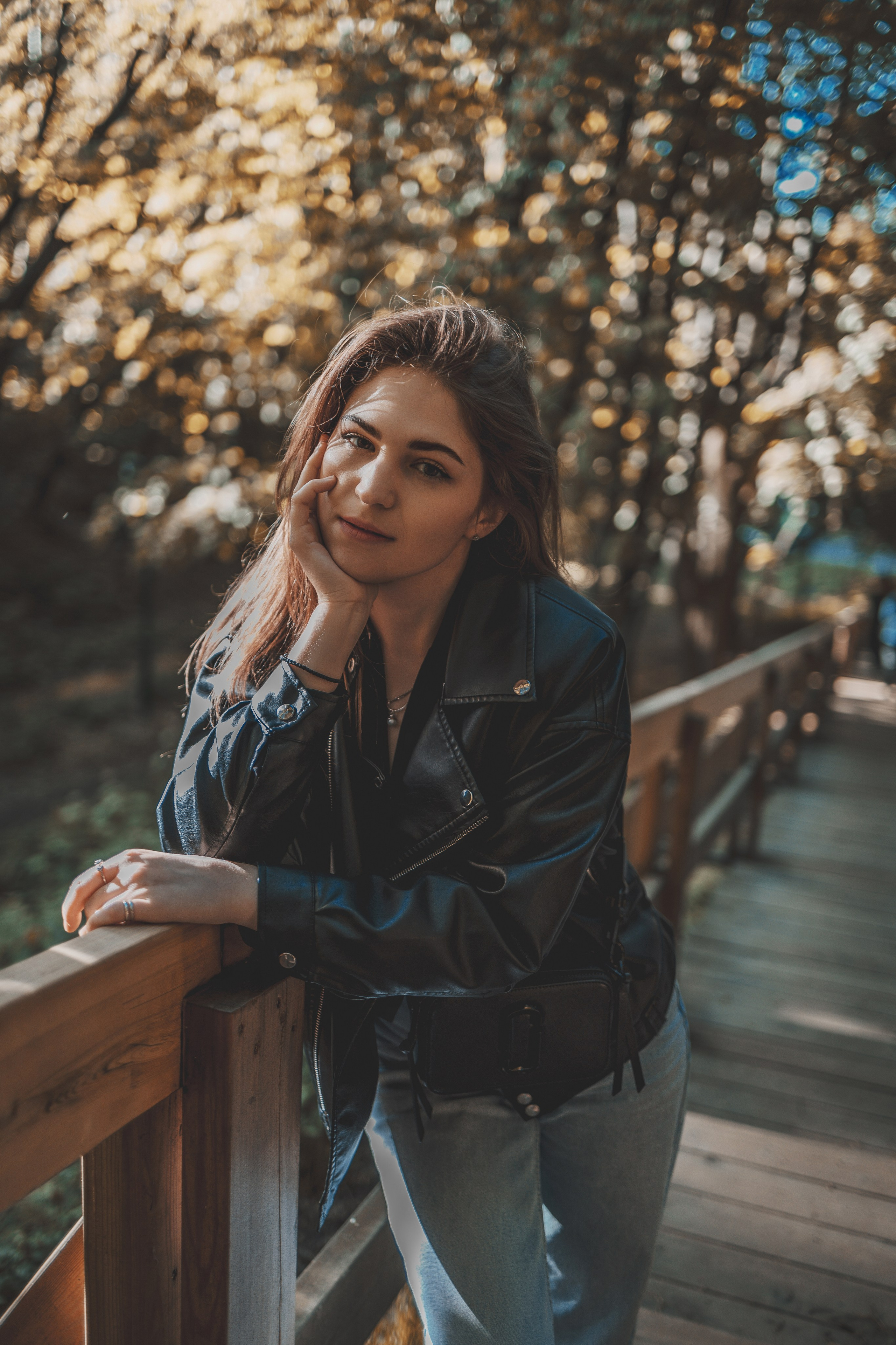 улыбающаяся девушка на мосту, осенняя фотосессия в парке