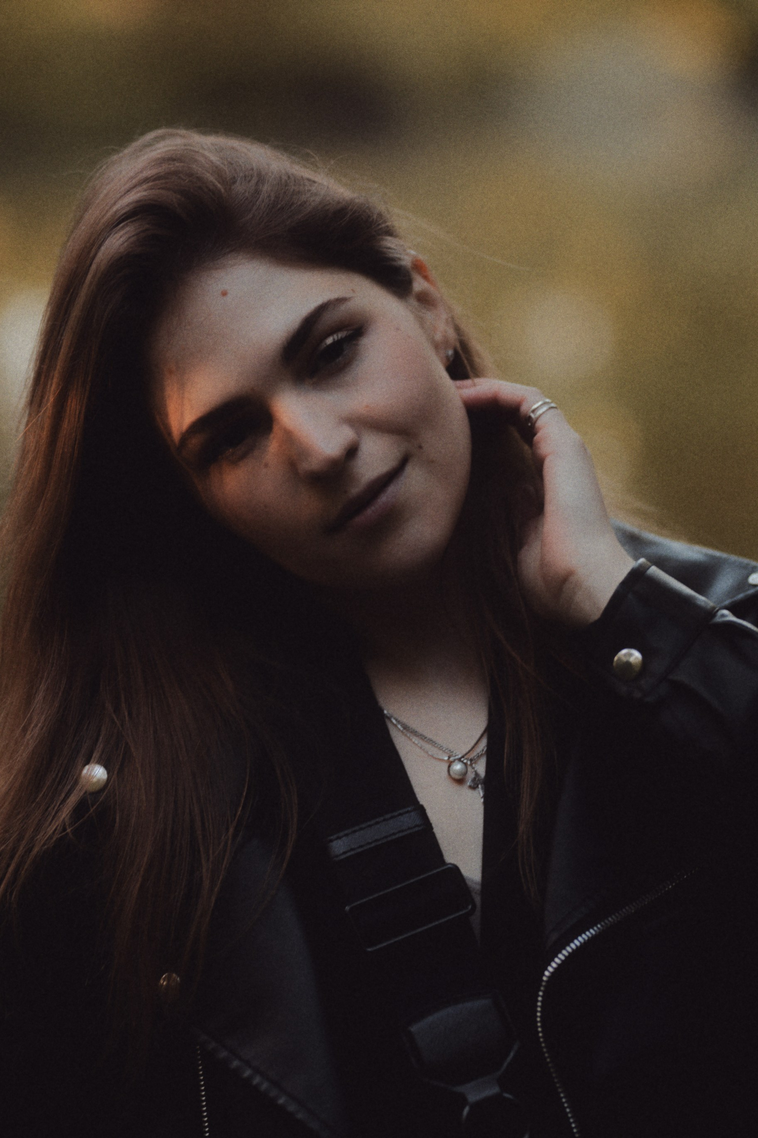 фотосессия у реки, девушка в кожаной куртке, услуги фотографа