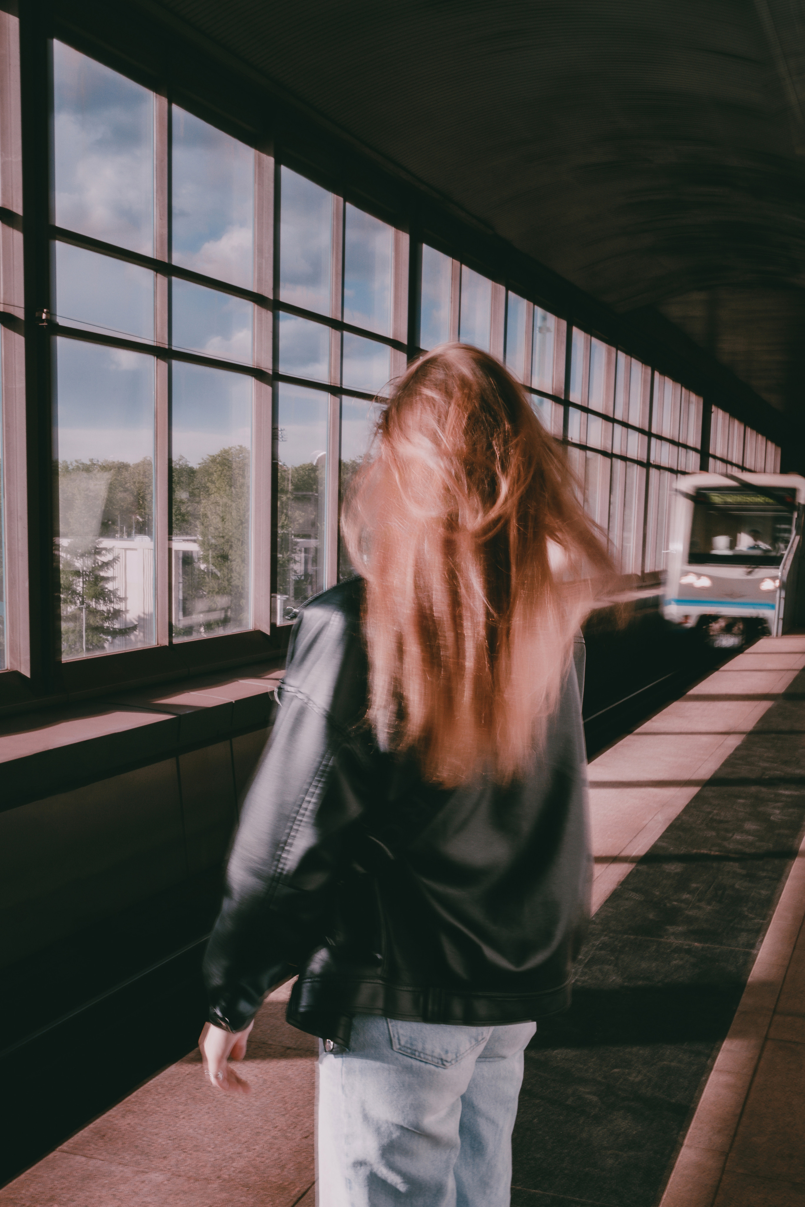 девушка в метро во время летней фотосессии в парке, услуги фотографа