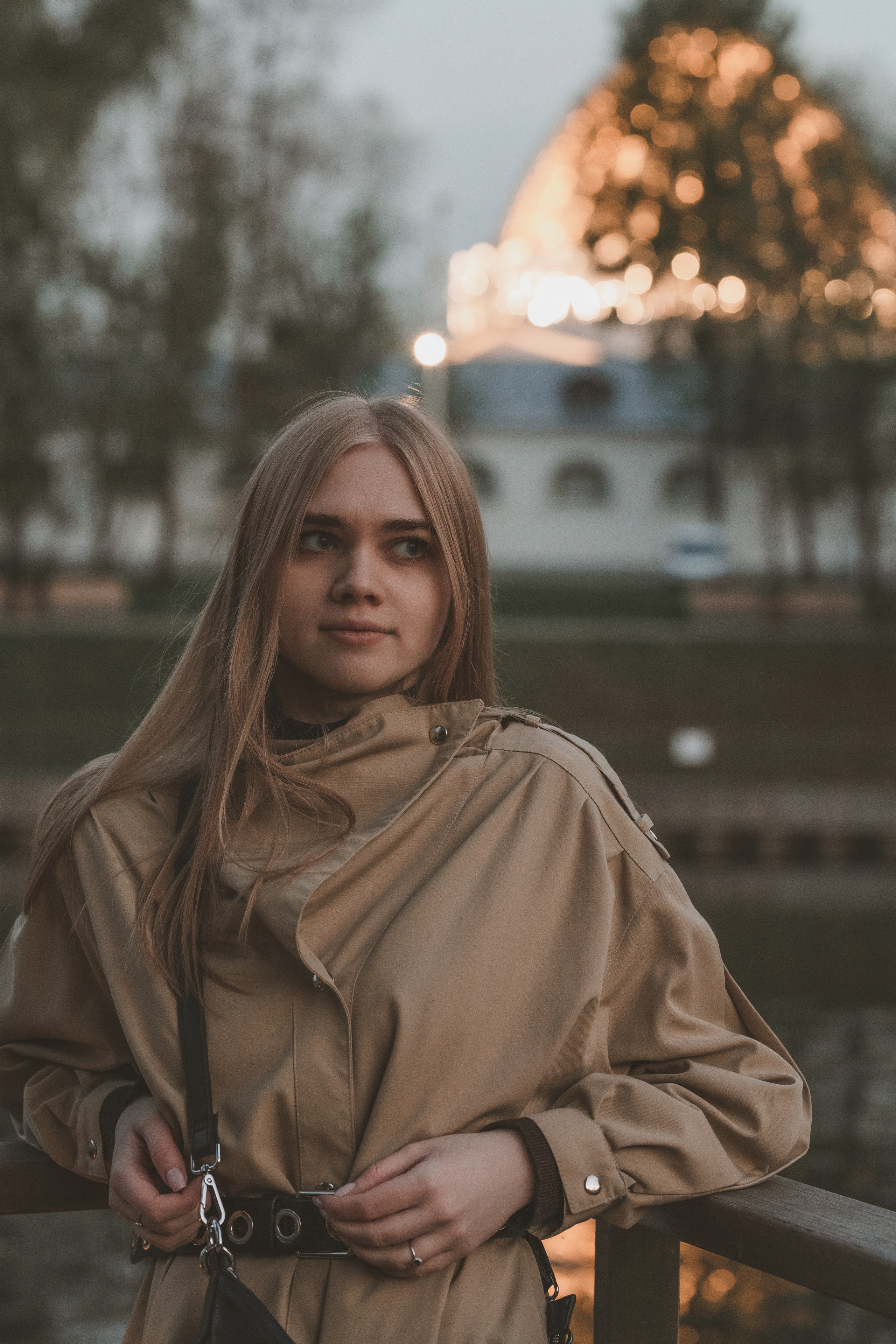 Девушка в светлом плаще на фоне архитектуры, холодная гамма, утреннее освещение, классическая съёмка