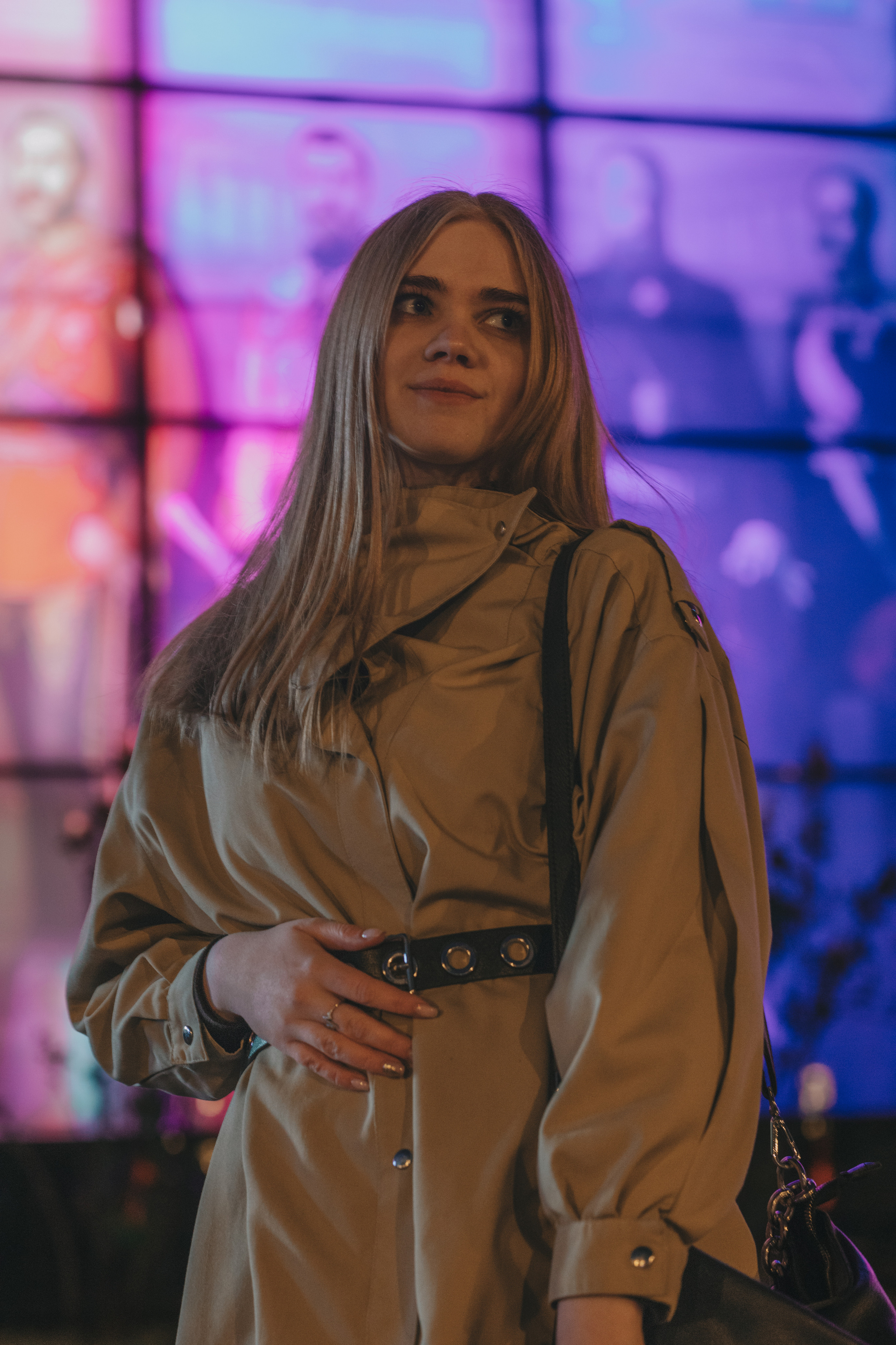 Атмосферная уличная фотосессия девушки в вечернем освещении города, профессиональная портретная съёмка