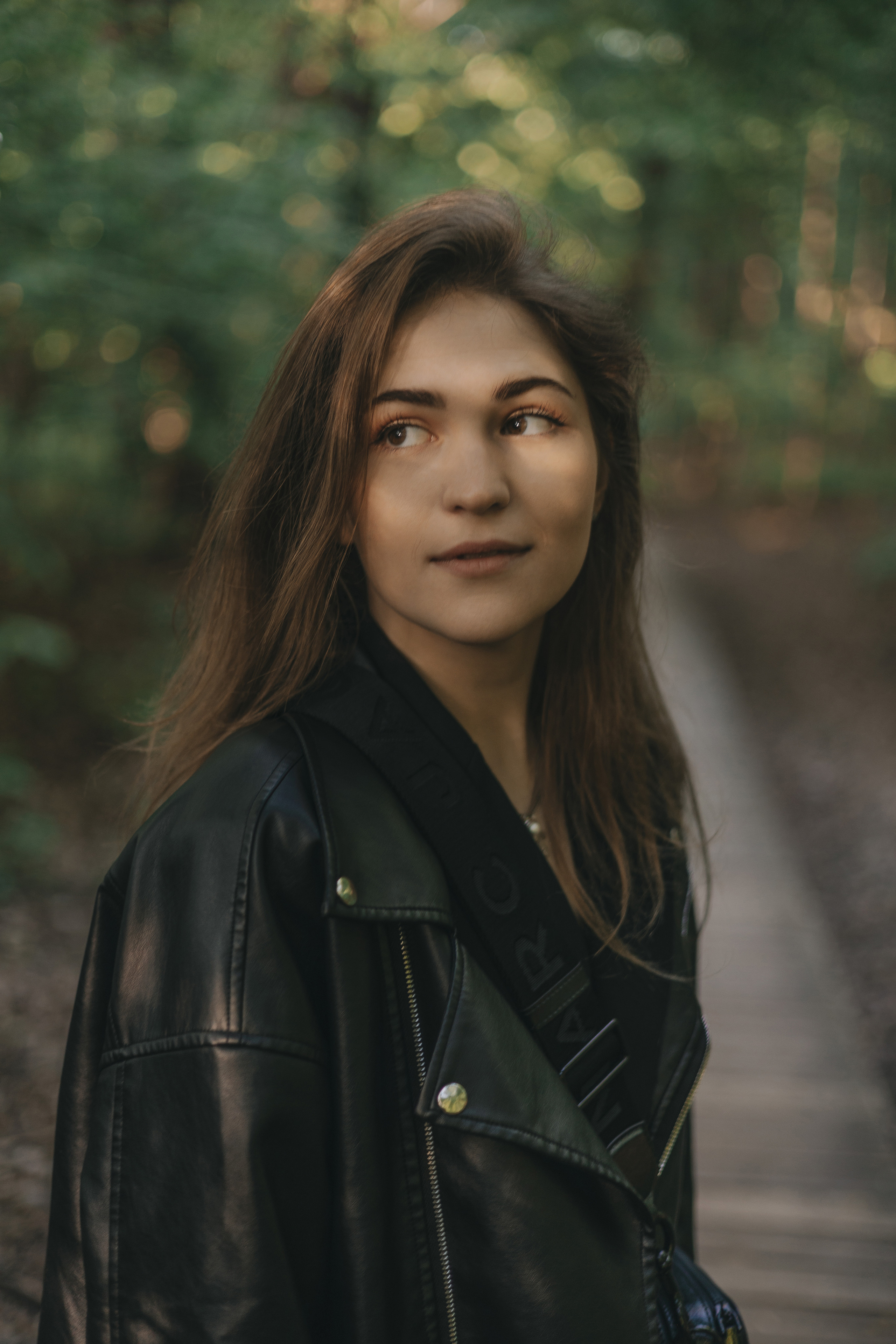 осенняя фотосессия девушки в кожаной куртке на природе